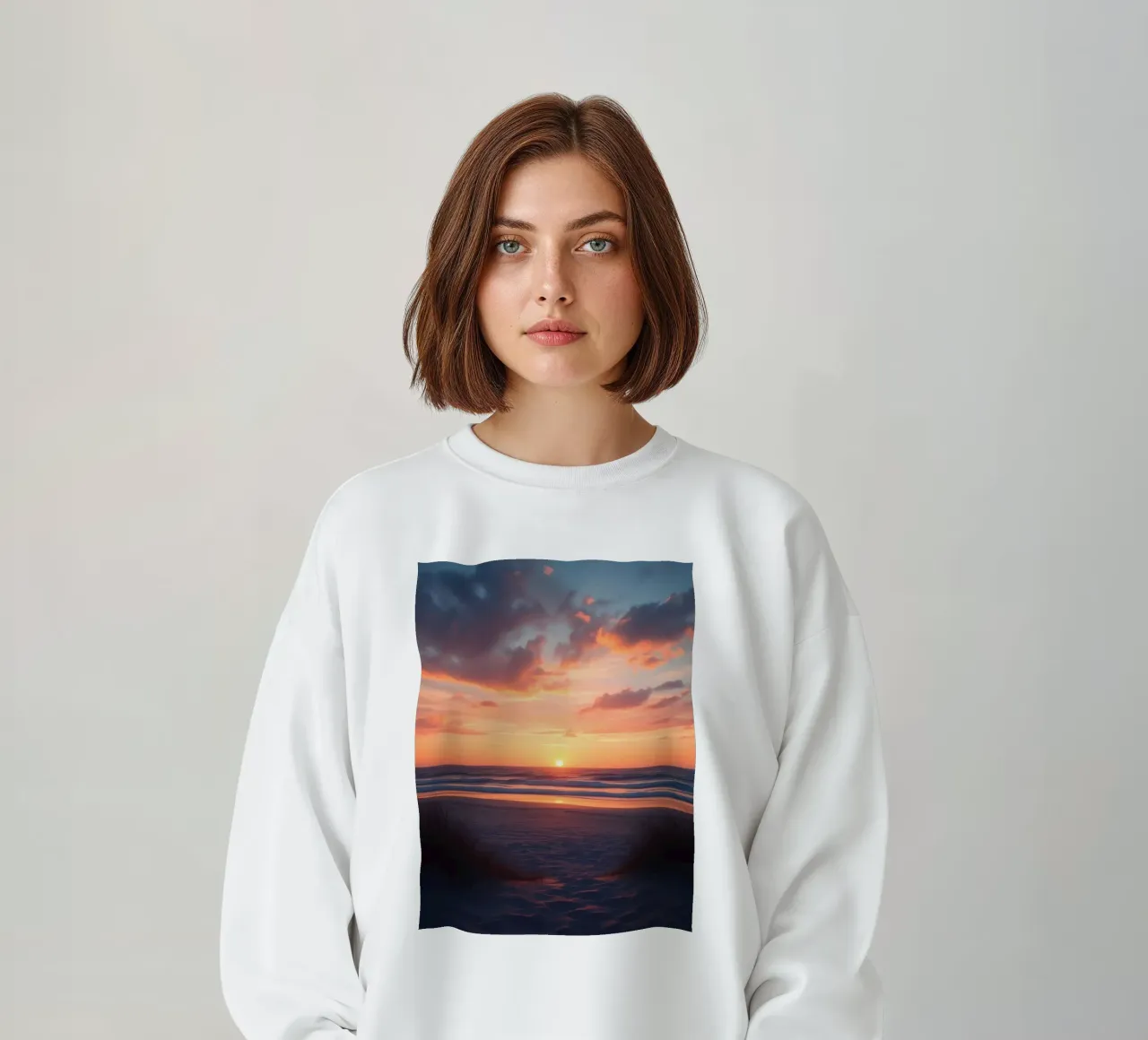 zonsondergang over een rustig strand met zachte golven sweatshirt van DesignDoodle