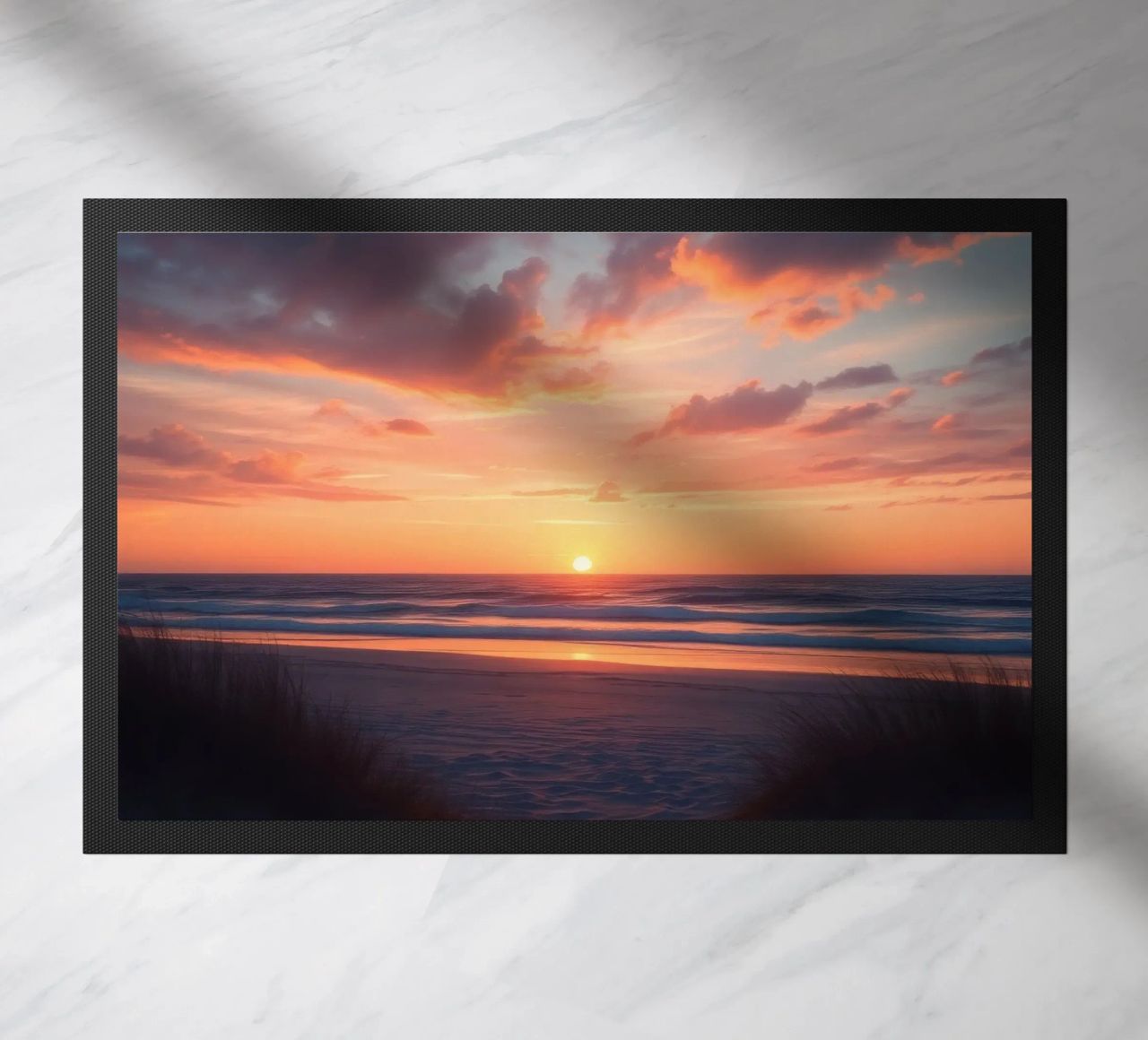 Il tramonto scende su una spiaggia tranquilla con onde dolci zerbino da DesignDoodle