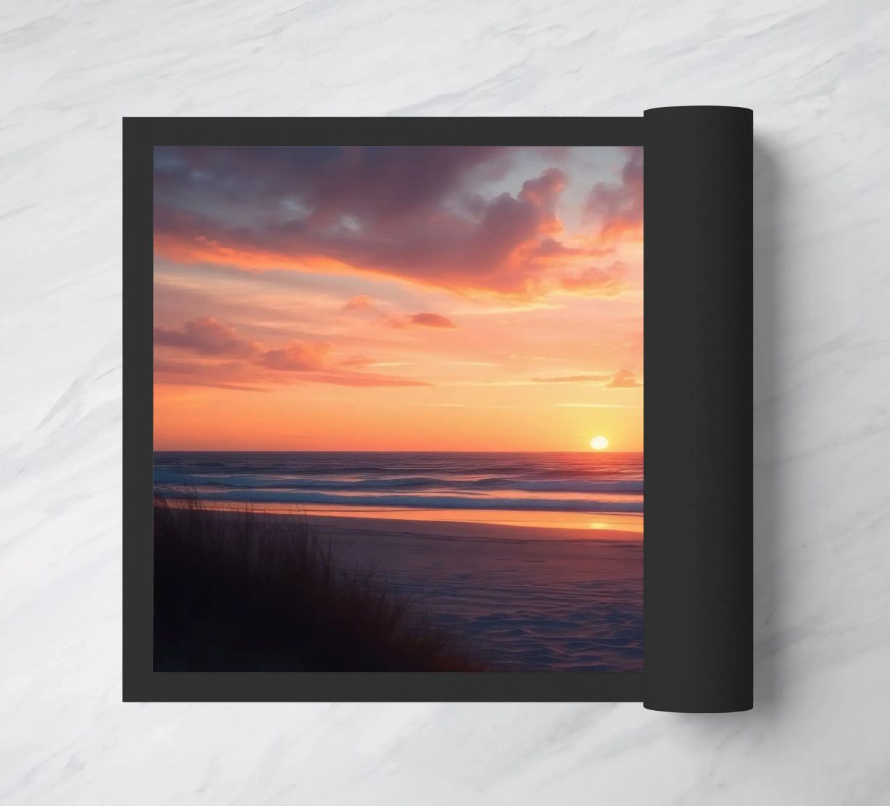 Il tramonto scende su una spiaggia tranquilla con onde dolci zerbino da DesignDoodle