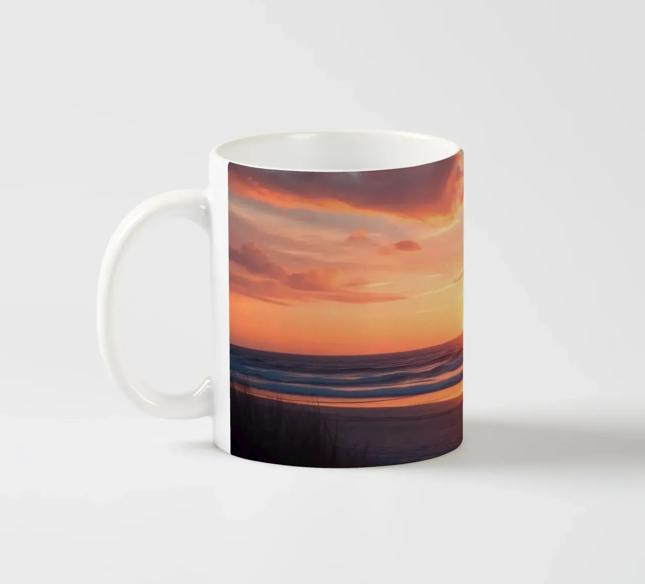 zonsondergang over een rustig strand met zachte golven keramische mok van DesignDoodle