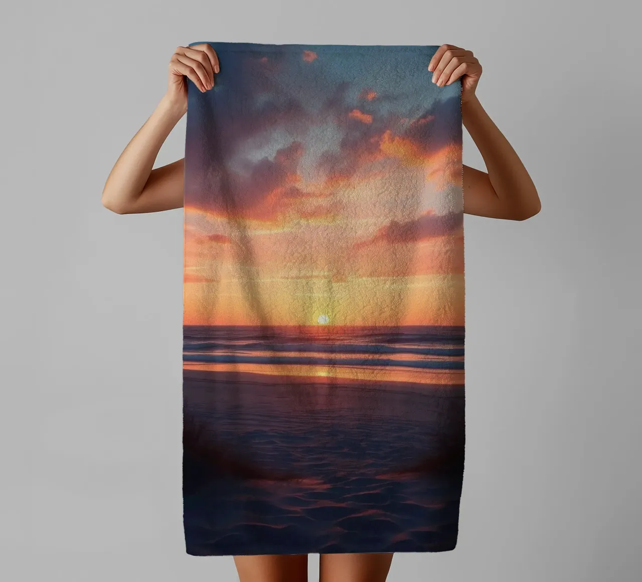 zonsondergang over een rustig strand met zachte golven badhanddoek van DesignDoodle