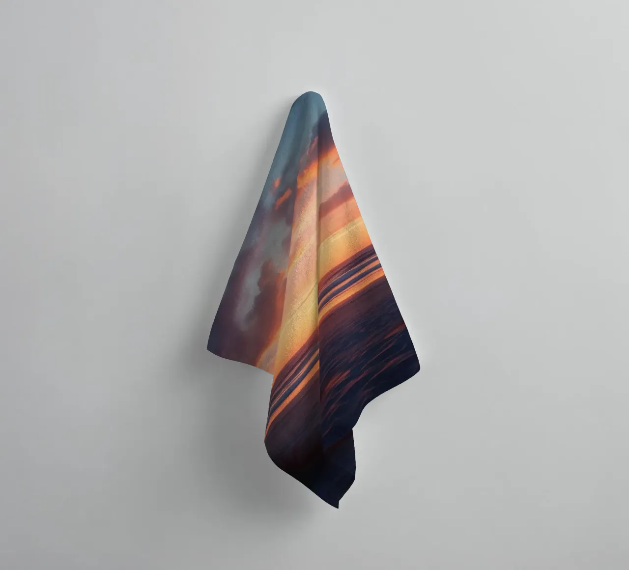 zonsondergang over een rustig strand met zachte golven badhanddoek van DesignDoodle