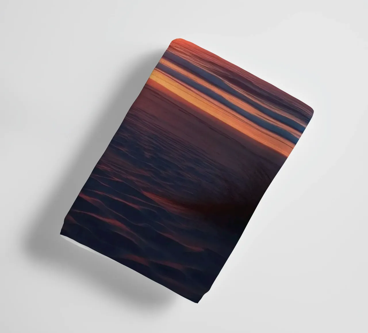 zonsondergang over een rustig strand met zachte golven badhanddoek van DesignDoodle