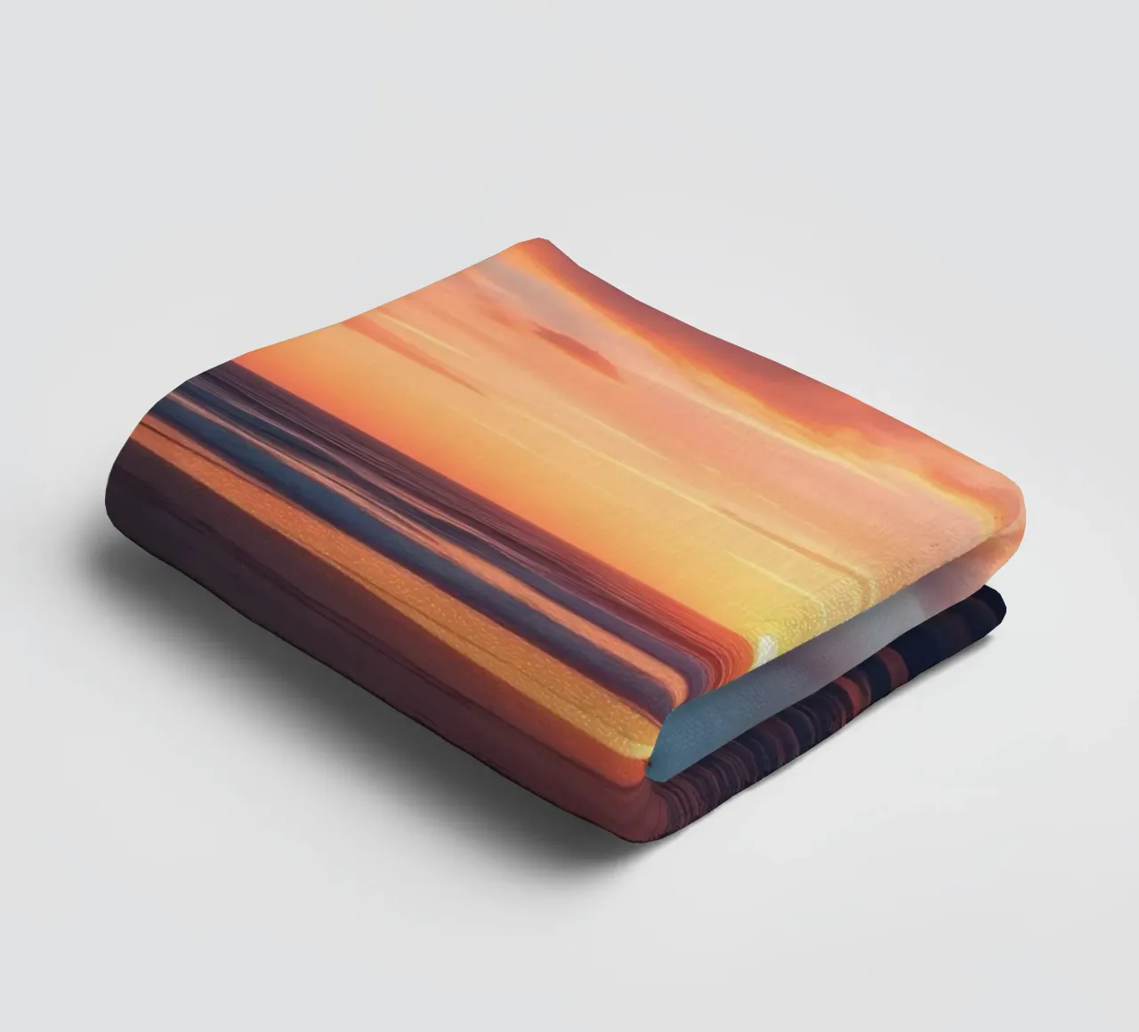 zonsondergang over een rustig strand met zachte golven badhanddoek van DesignDoodle