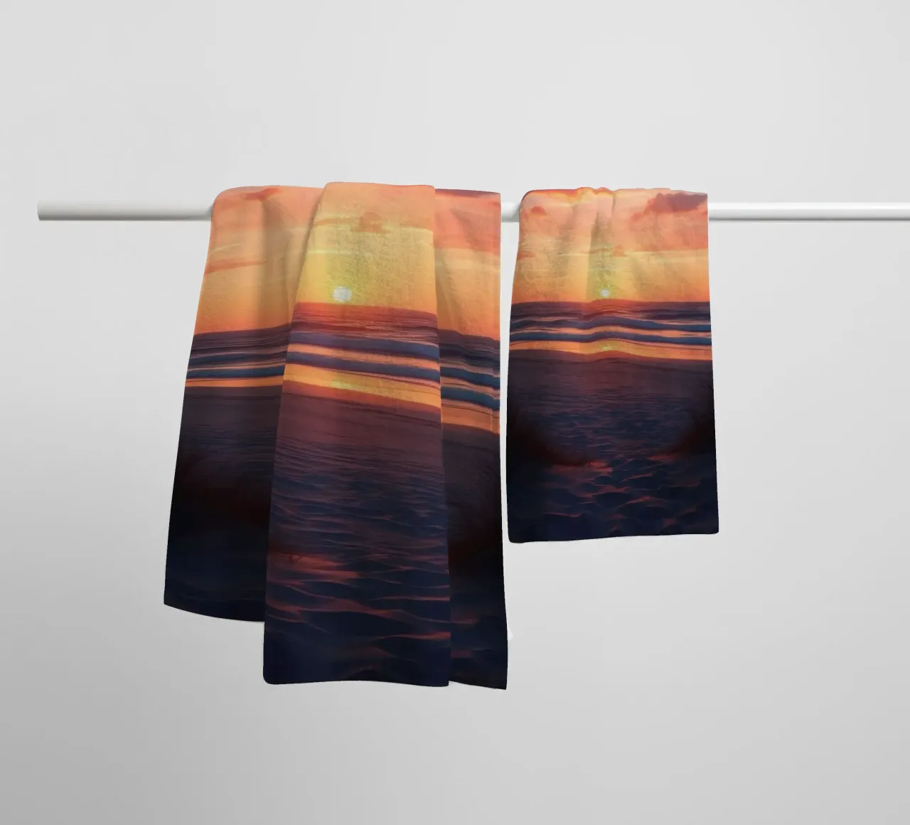 zonsondergang over een rustig strand met zachte golven badhanddoek van DesignDoodle