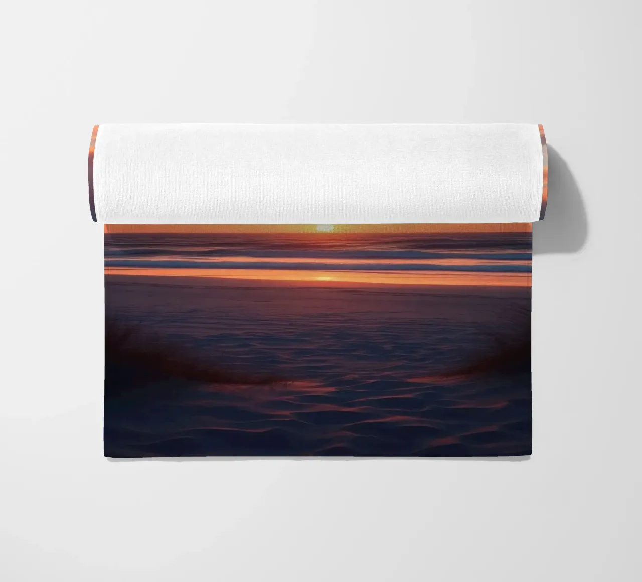 zonsondergang over een rustig strand met zachte golven strandhanddoek van DesignDoodle