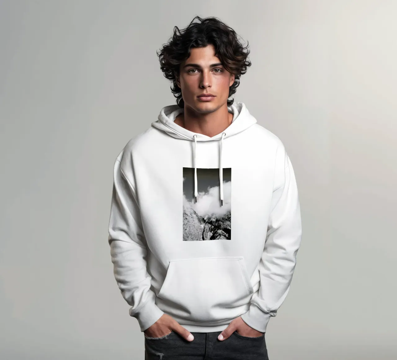 Hiking through Mountains & Clouds felpa con cappuccio da Studio Nahili