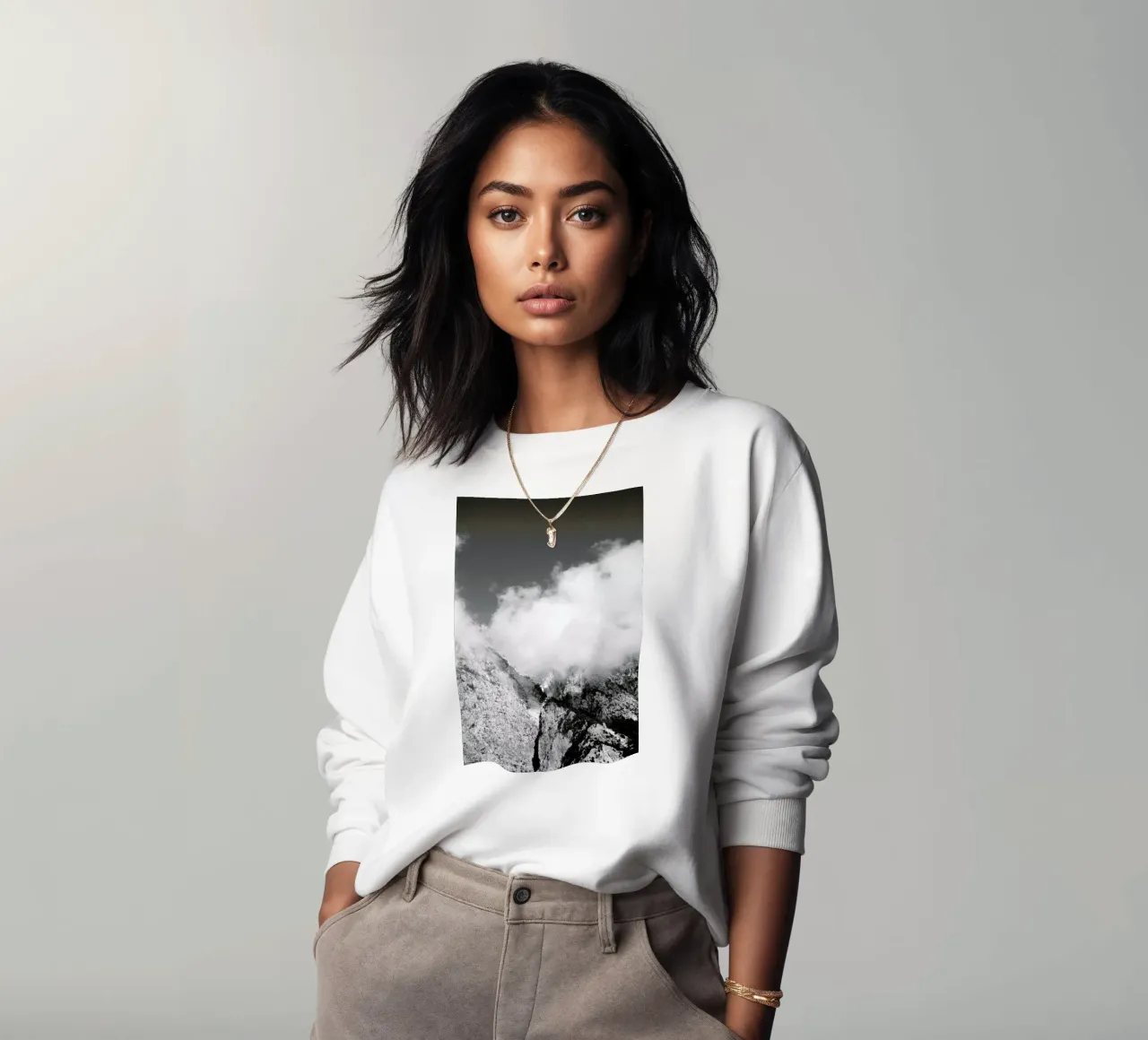 Hiking through Mountains & Clouds felpa da Studio Nahili