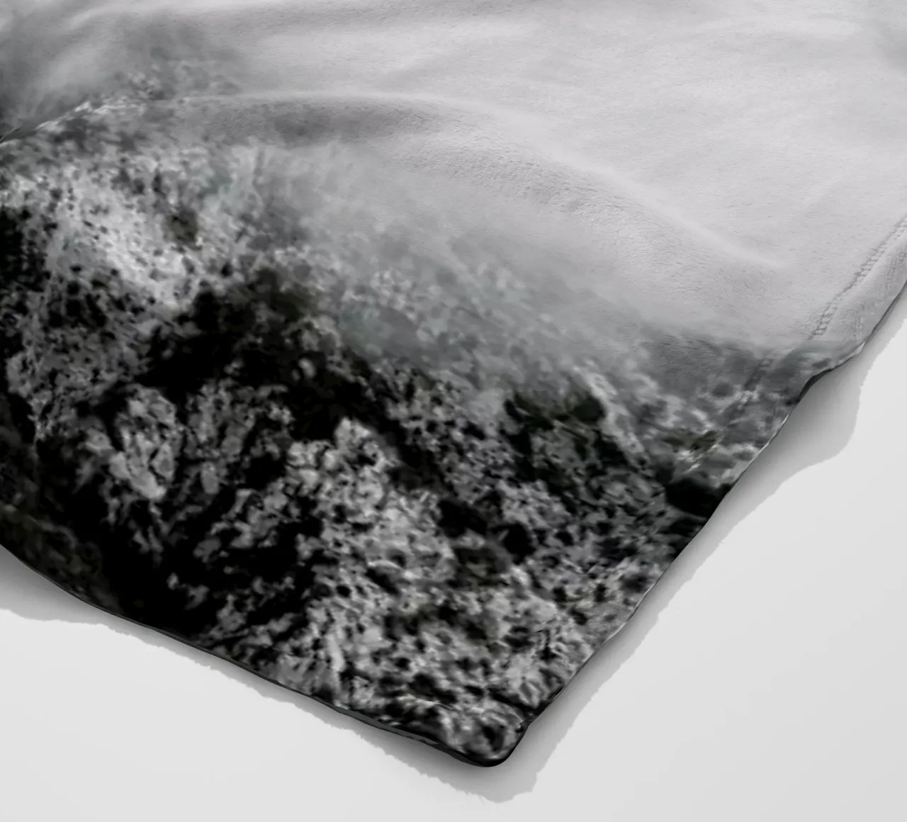 Hiking through Mountains & Clouds coperta in pile da Studio Nahili