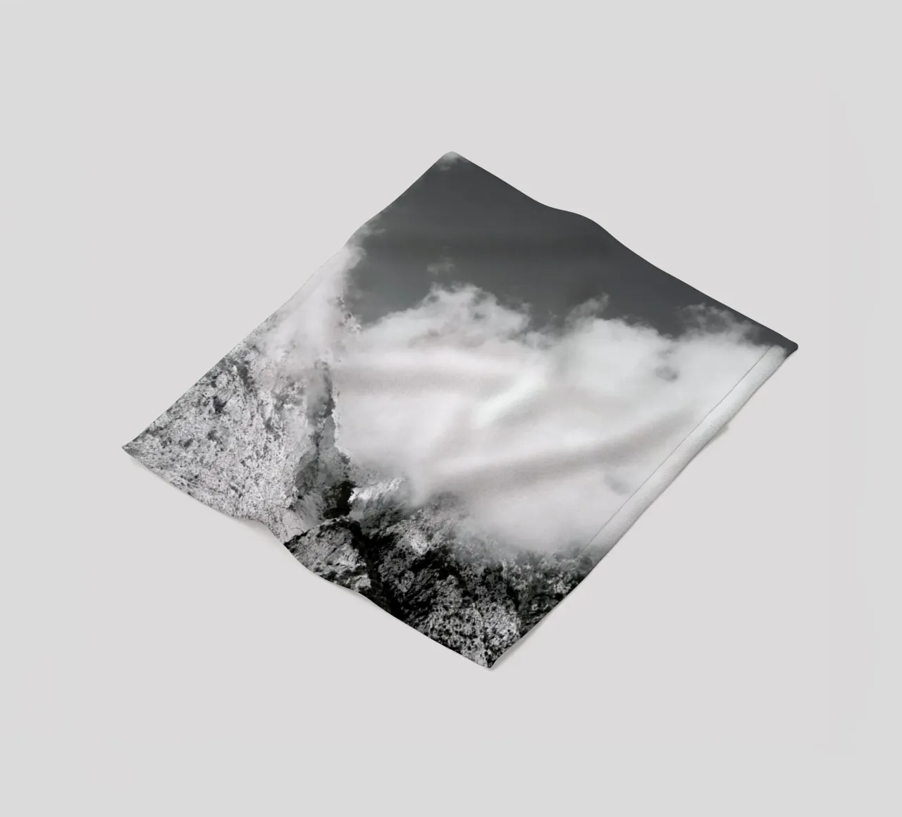 Hiking through Mountains & Clouds coperta in pile da Studio Nahili
