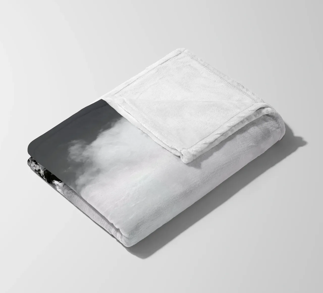 Hiking through Mountains & Clouds coperta in pile da Studio Nahili