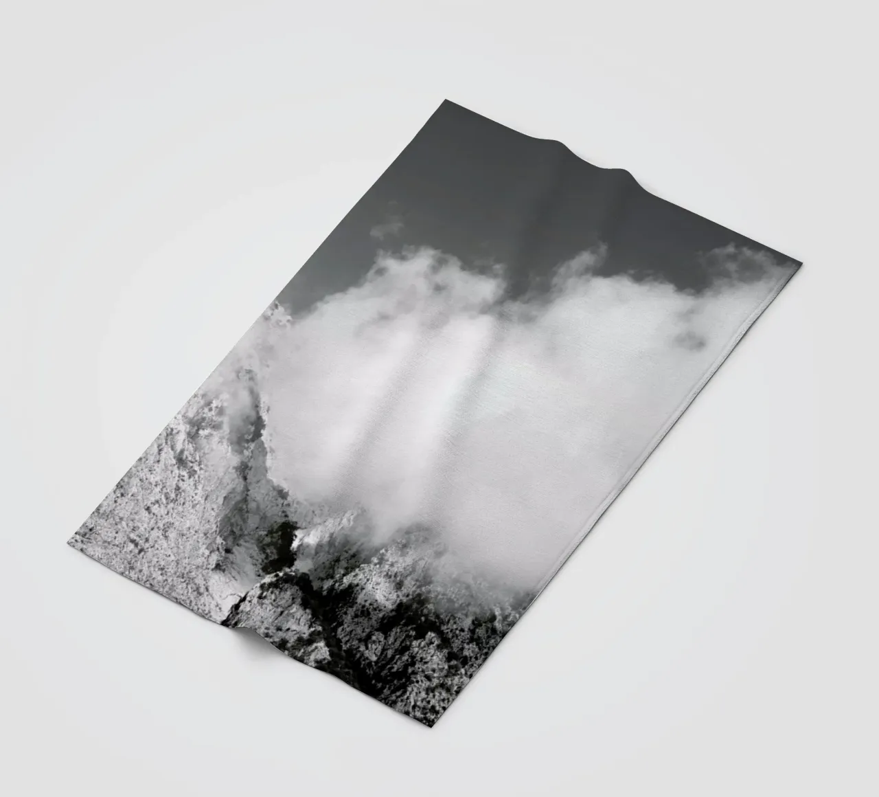 Hiking through Mountains & Clouds coperta in pile da Studio Nahili