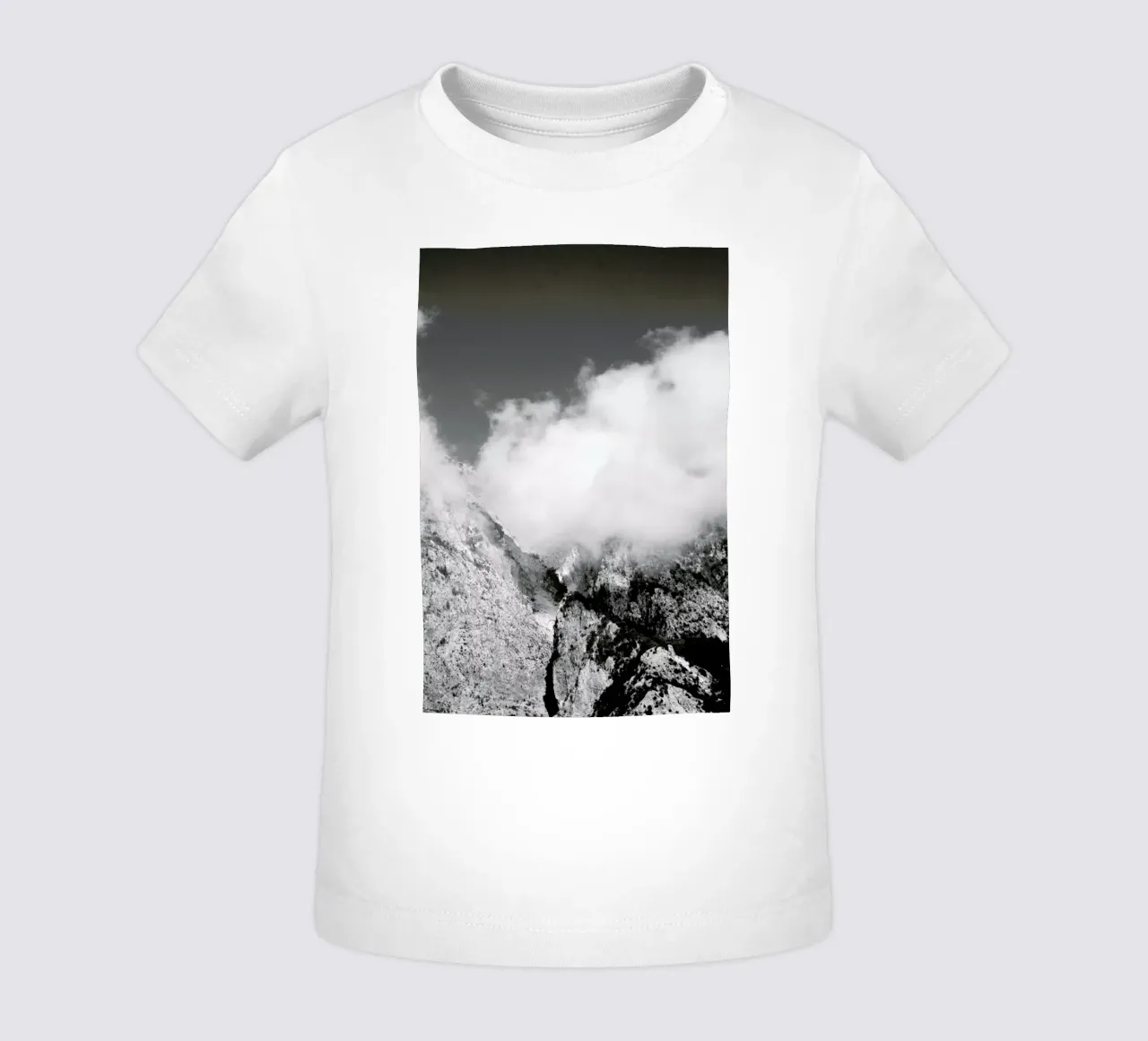 Hiking through Mountains & Clouds maglietta neonato da Studio Nahili