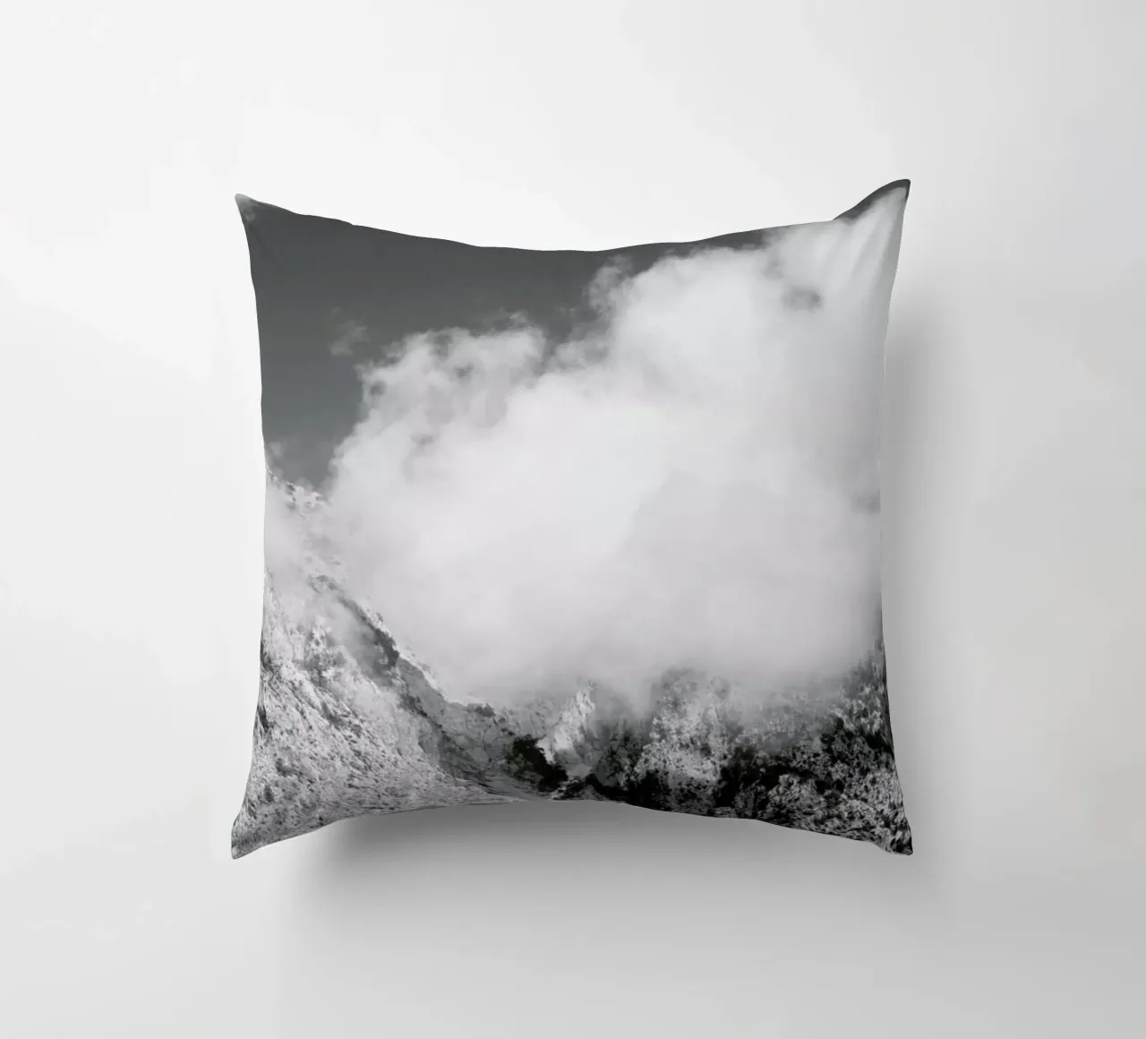 Hiking through Mountains & Clouds cuscino da Studio Nahili