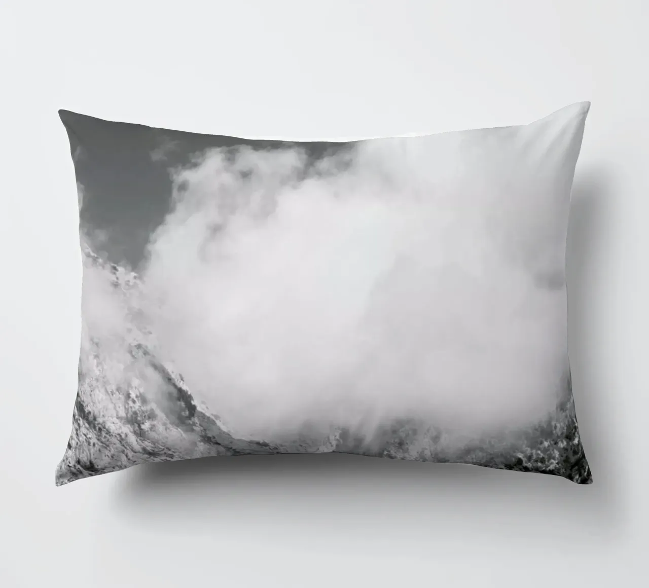 Hiking through Mountains & Clouds cuscino da Studio Nahili