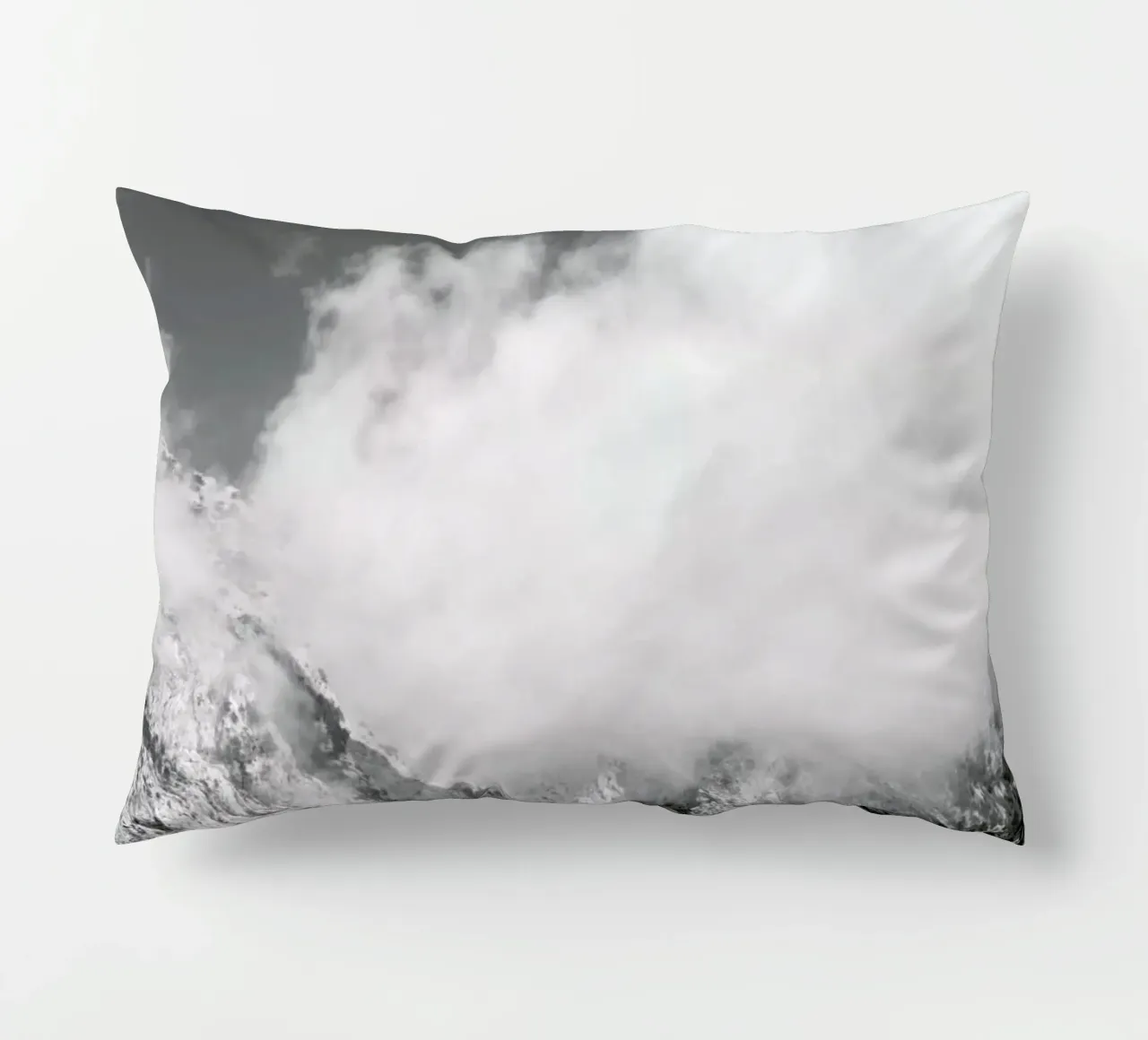 Hiking through Mountains & Clouds cuscino da Studio Nahili