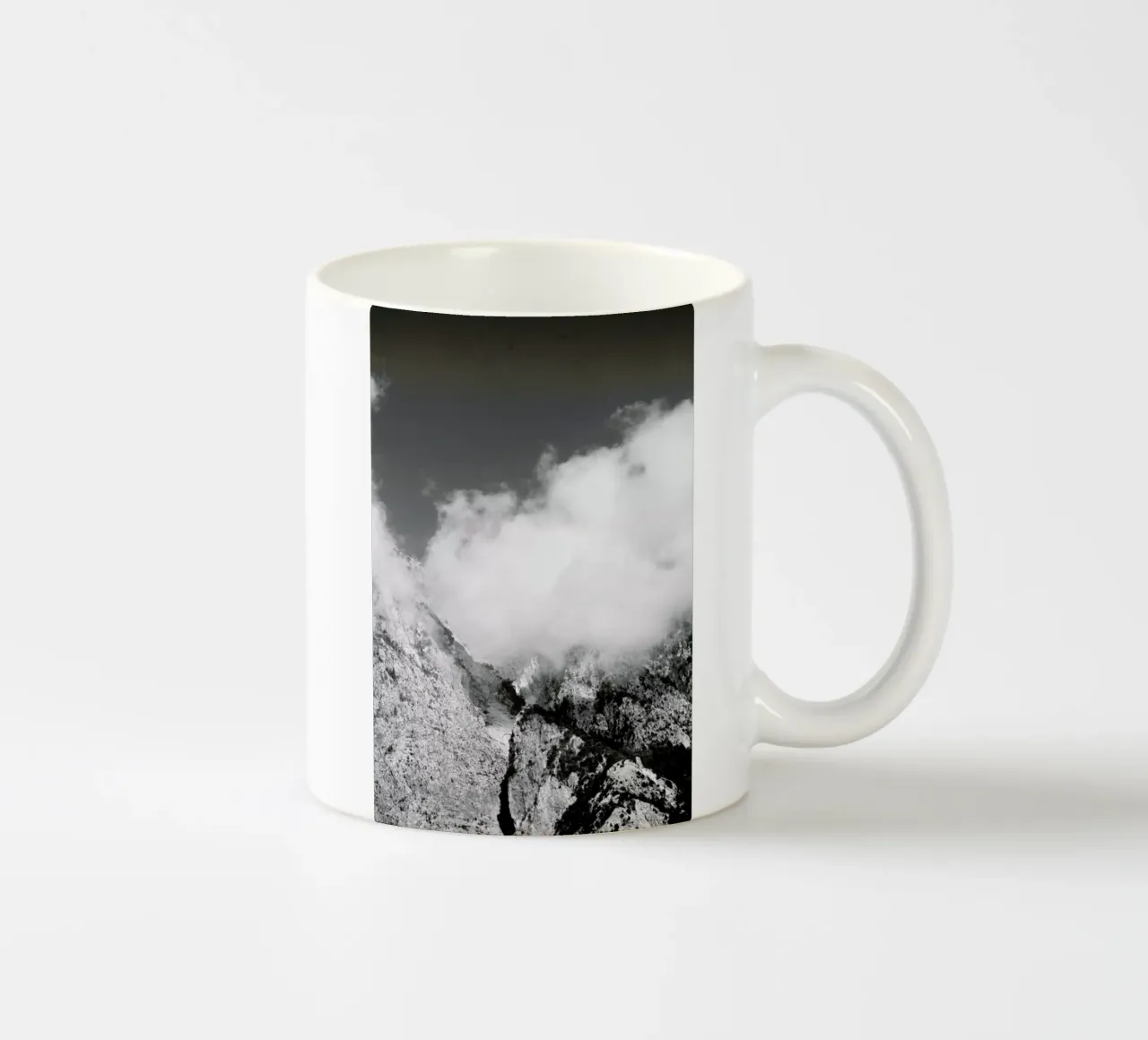 Hiking through Mountains & Clouds tazza in ceramica da Studio Nahili