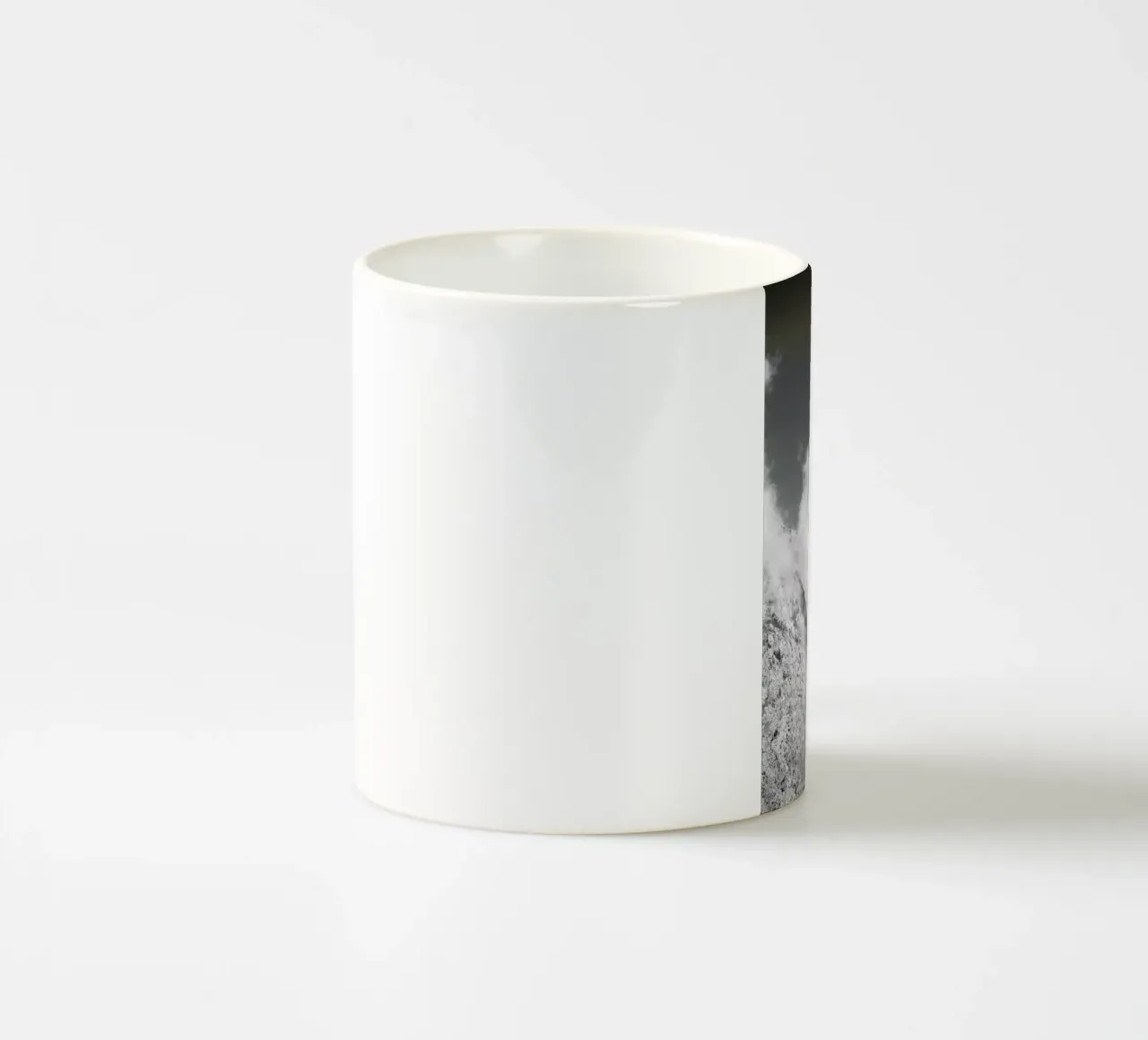 Hiking through Mountains & Clouds tazza in ceramica da Studio Nahili
