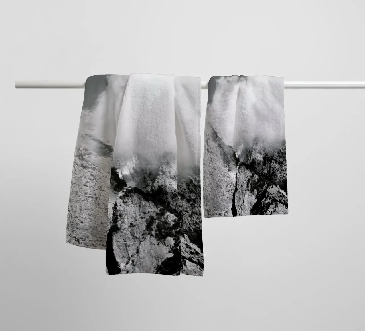 Hiking through Mountains & Clouds asciugamano da bagno da Studio Nahili
