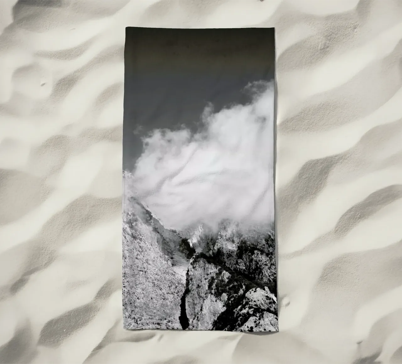 Hiking through Mountains & Clouds telo mare da Studio Nahili