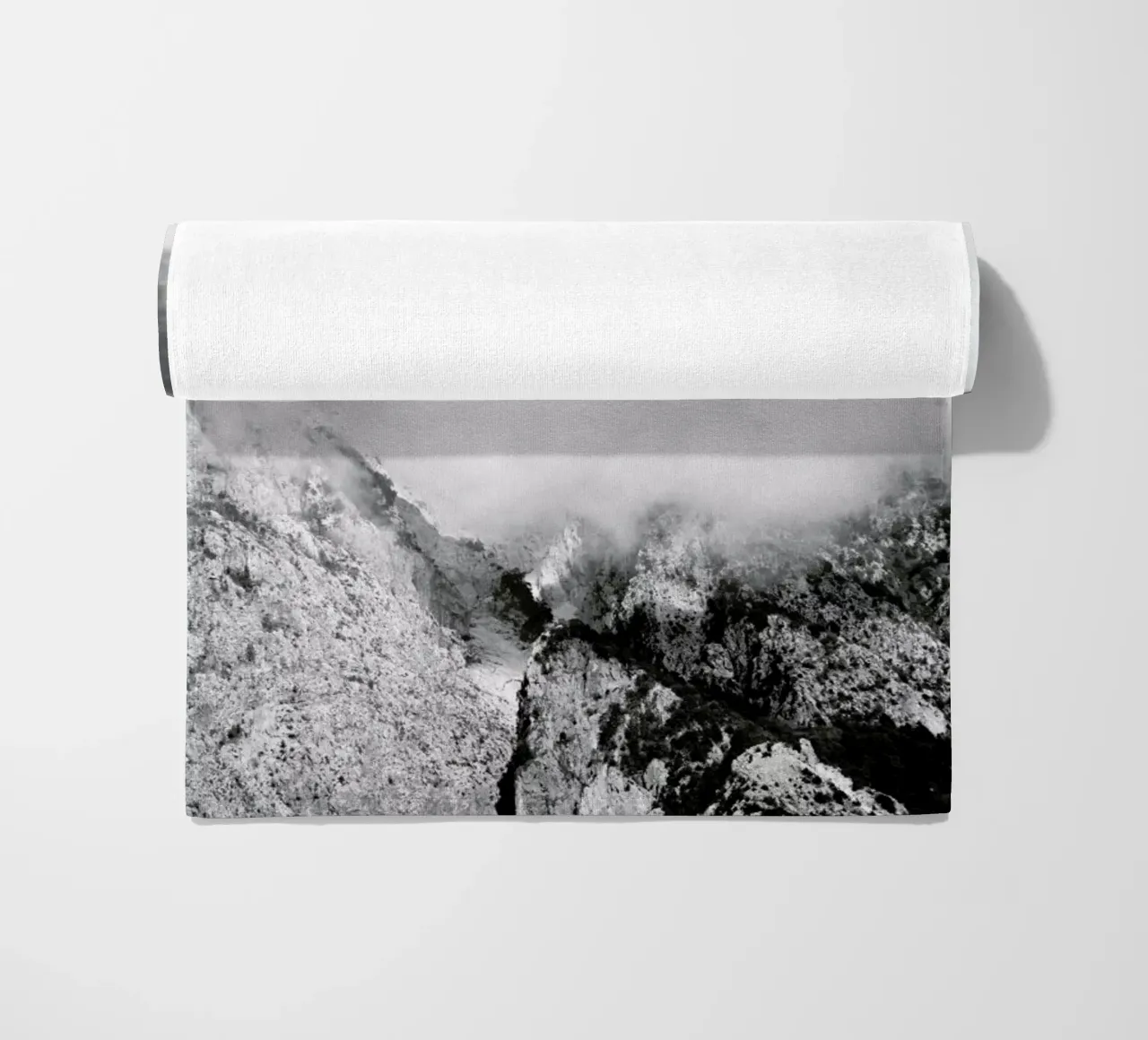 Hiking through Mountains & Clouds telo mare da Studio Nahili