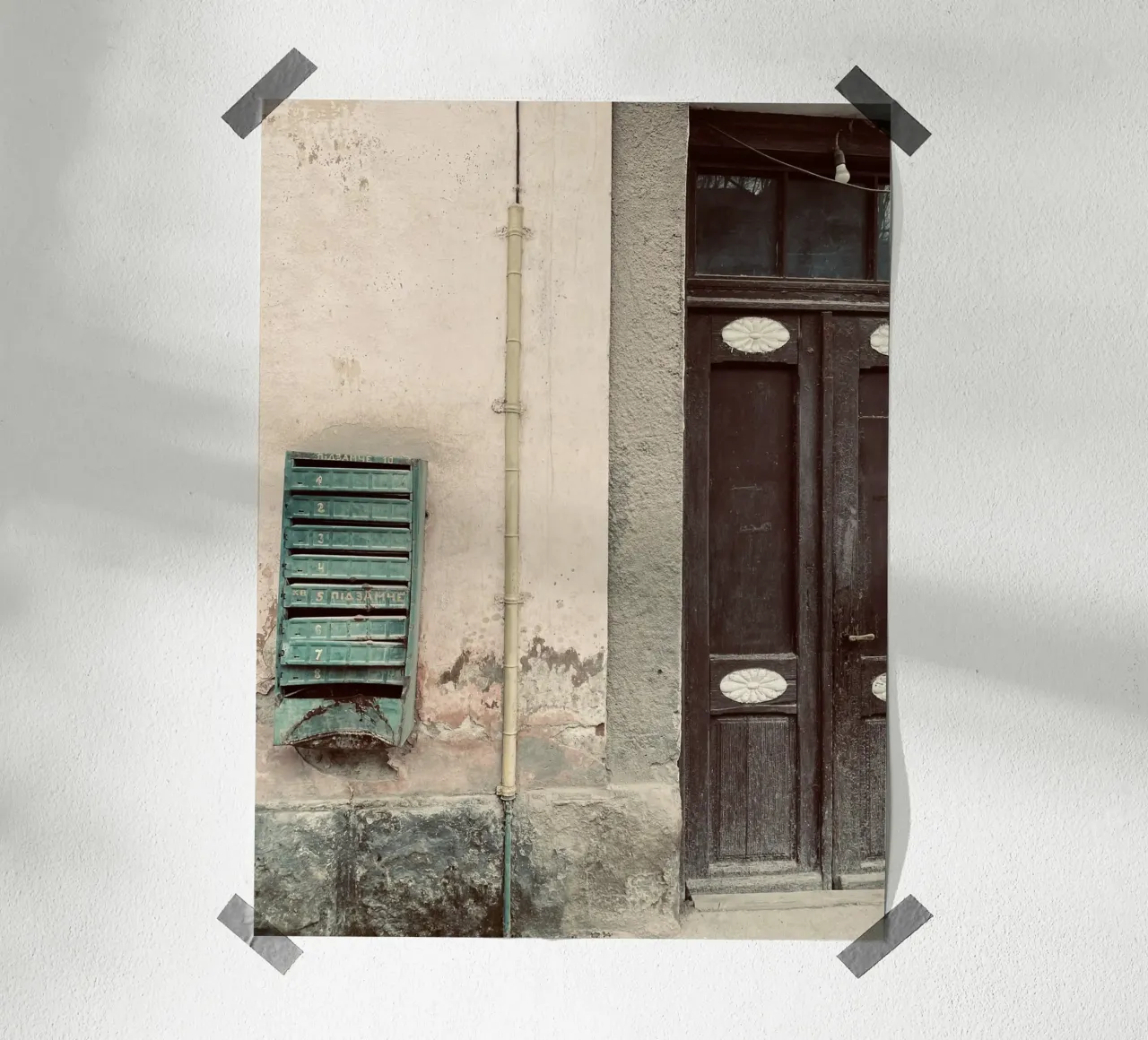 The Door II poster con telaio in plastica da ChiasMata CozMos
