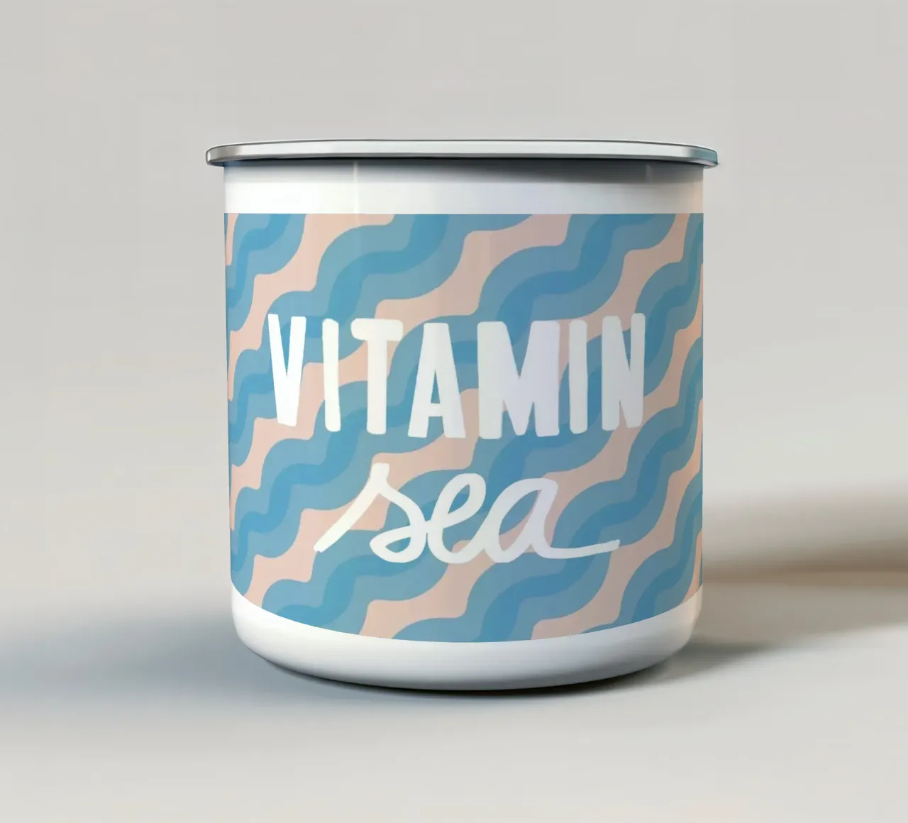 VITAMINA MARE Bianco su onde blu tazza in smalto da Alisa Knöß
