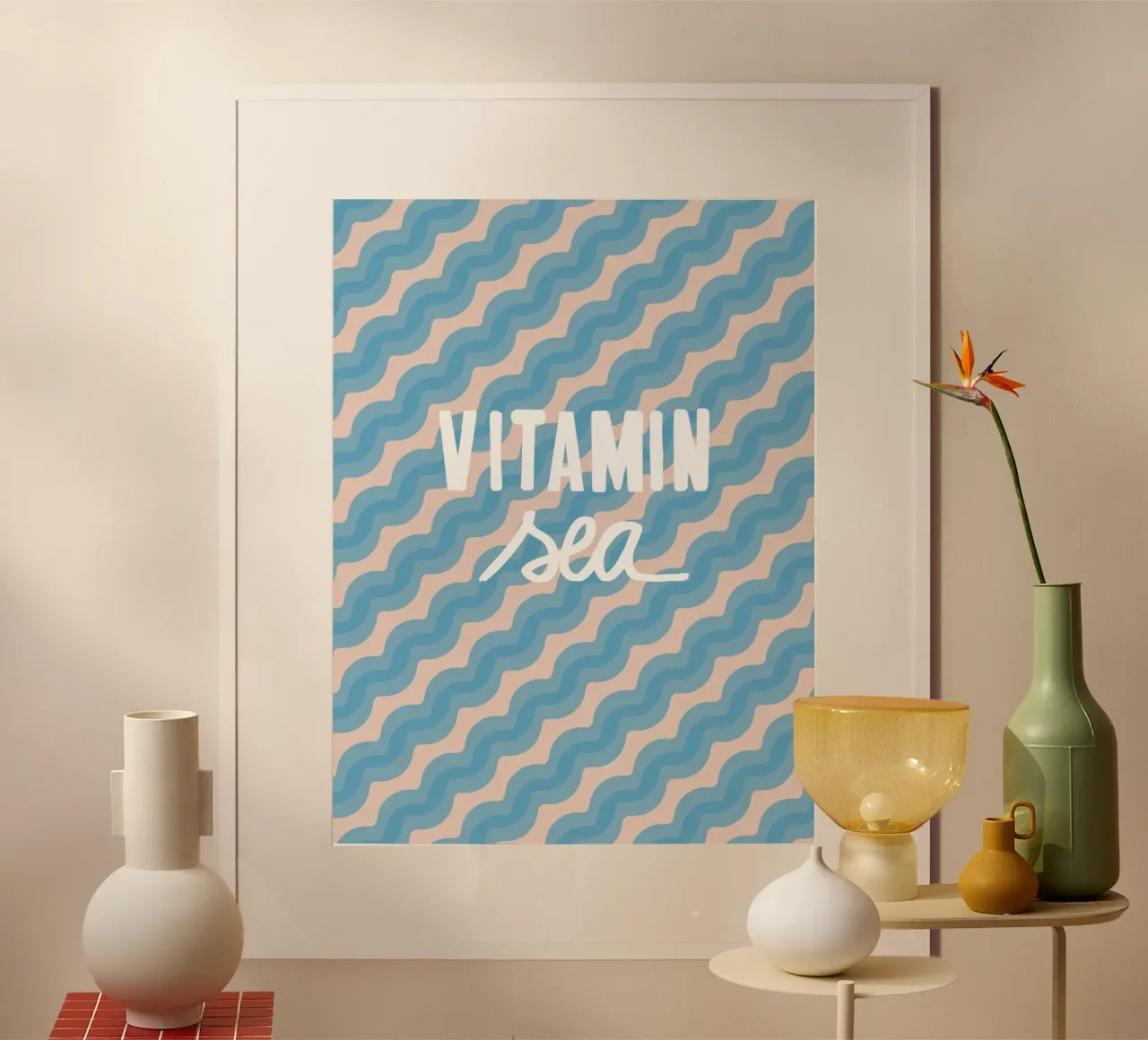 VITAMINA MARE Bianco su onde blu poster con telaio in legno da Alisa Knöß