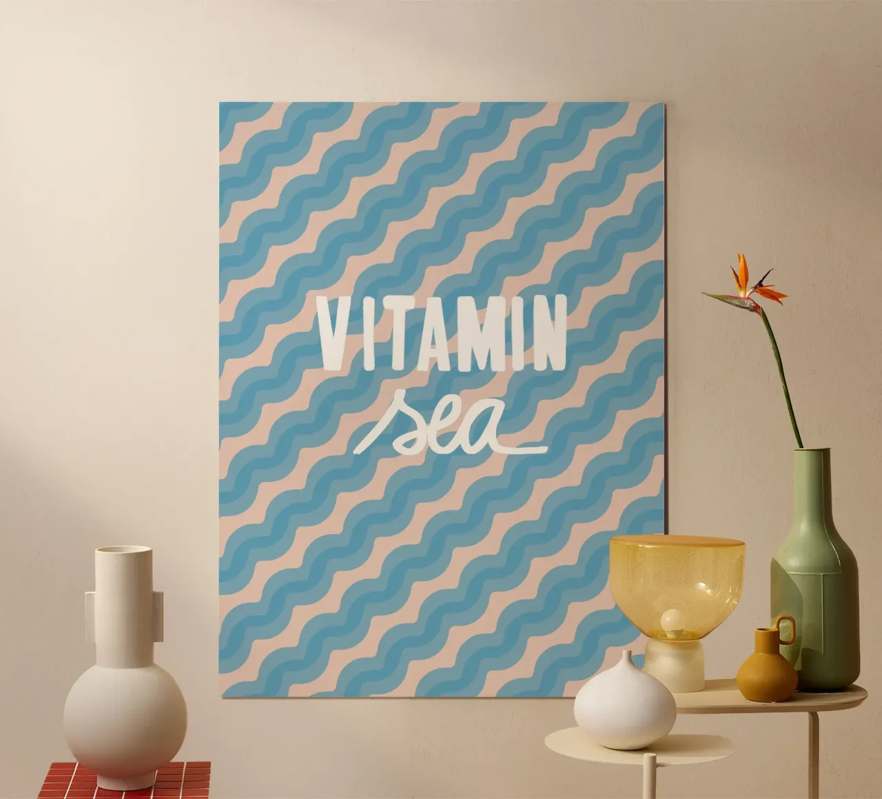 VITAMINA MARE Bianco su onde blu poster con telaio in legno da Alisa Knöß