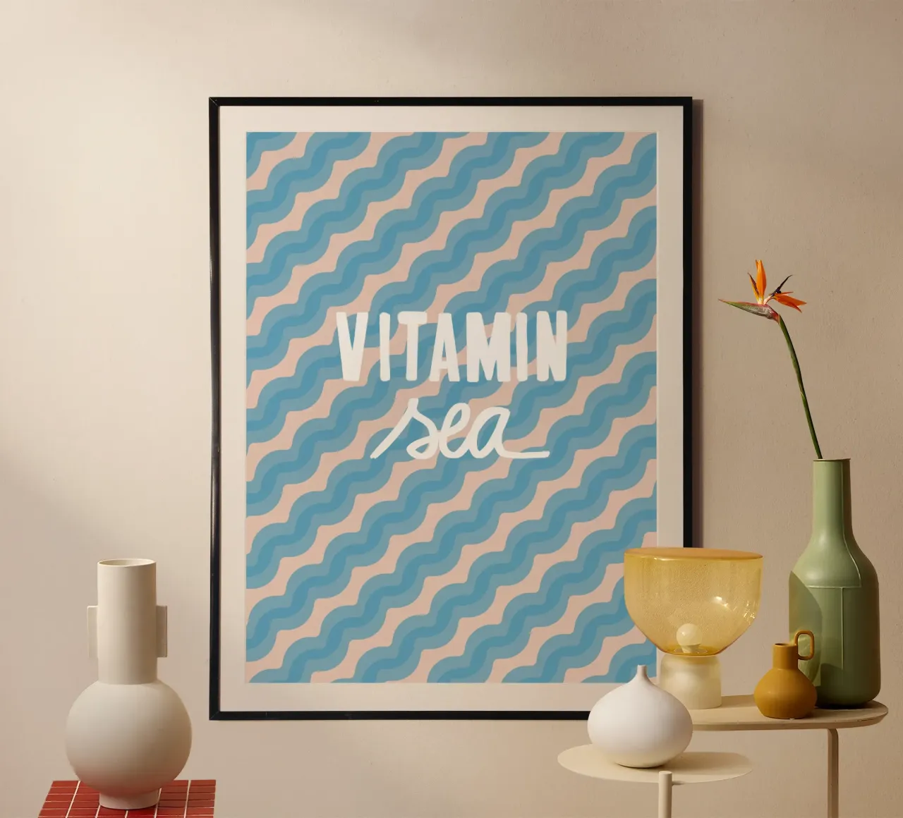 VITAMINA MARE Bianco su onde blu poster con telaio in legno da Alisa Knöß
