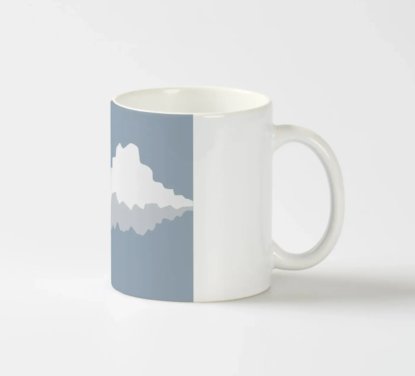 Wolkenlandschaft Keramik Tasse von Little Dean