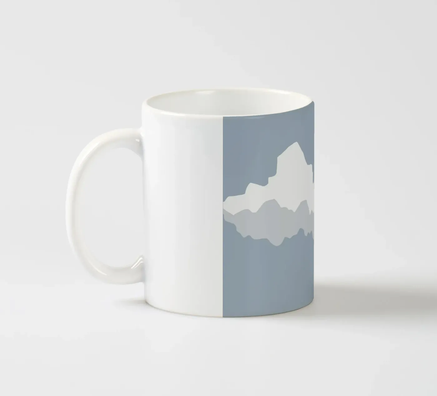 Wolkenlandschaft Keramik Tasse von Little Dean