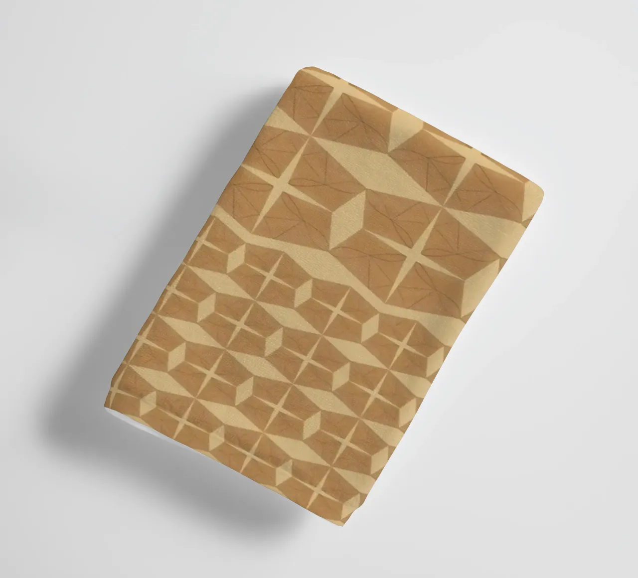 Gedecktes braunes Interlocking Geo Handtuch von Little Dean