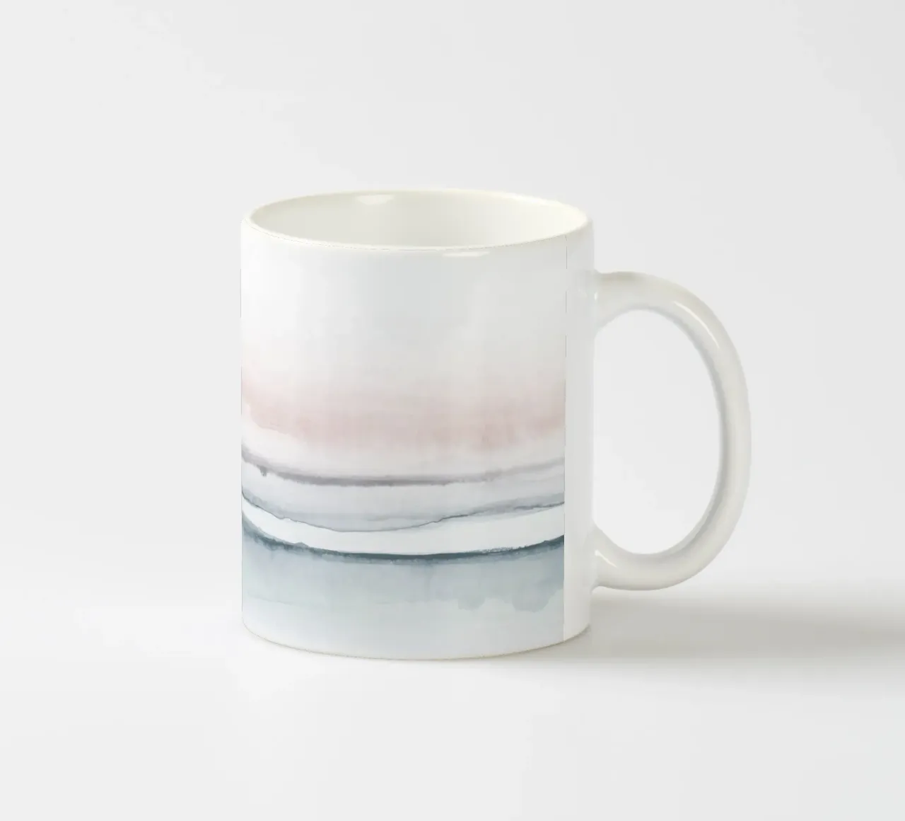 Abstract zeegezicht in zachtroze en lichtblauw keramische mok van NouveauPrints