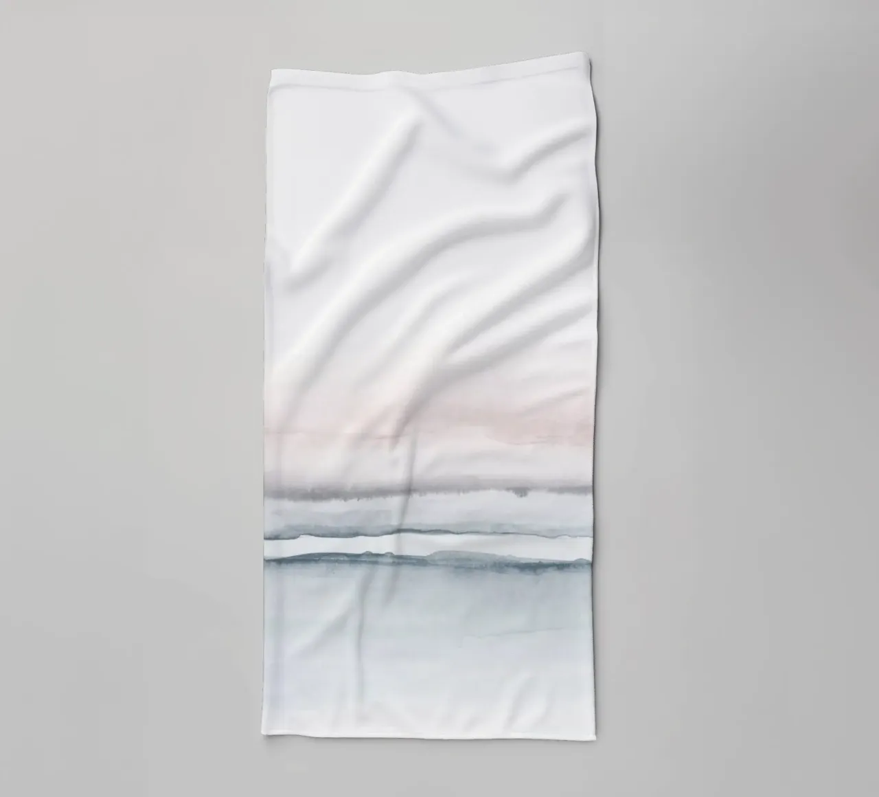 Abstract zeegezicht in zachtroze en lichtblauw badhanddoek van NouveauPrints