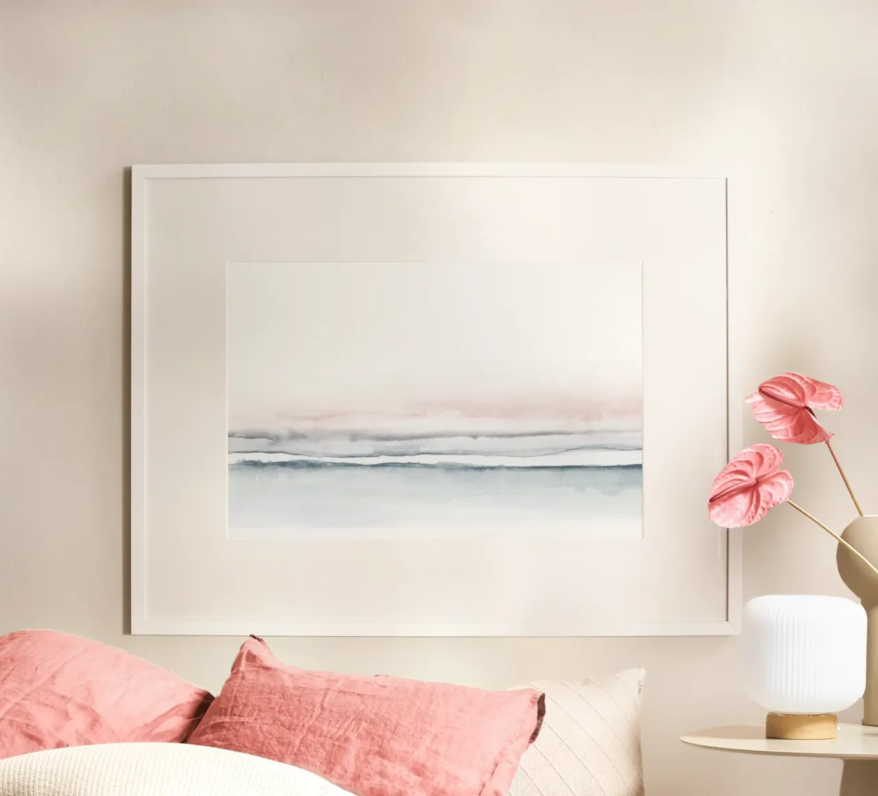 Abstract zeegezicht in zachtroze en lichtblauw poster met aluminium frame van NouveauPrints