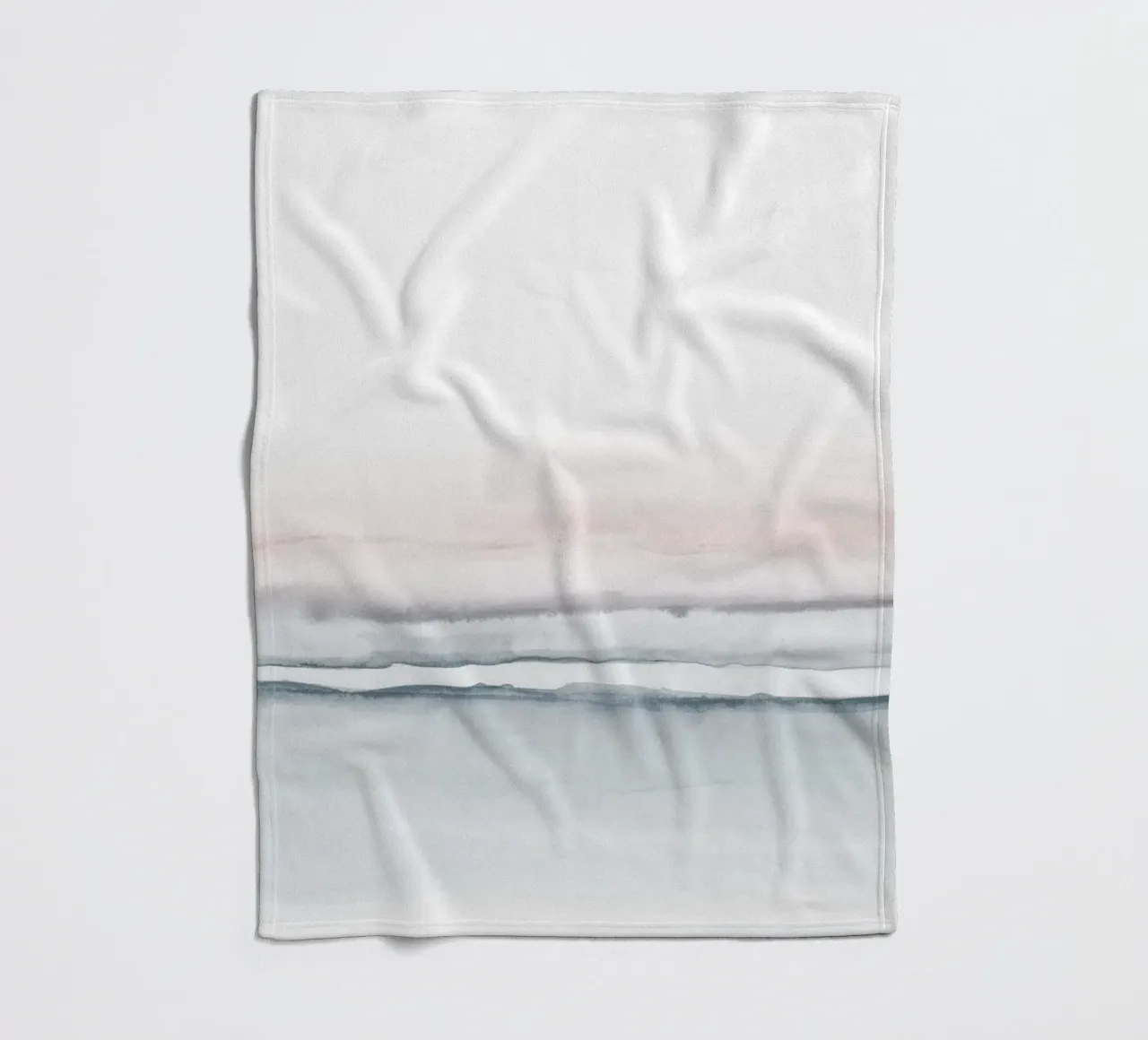 Abstract zeegezicht in zachtroze en lichtblauw fleecedeken van NouveauPrints