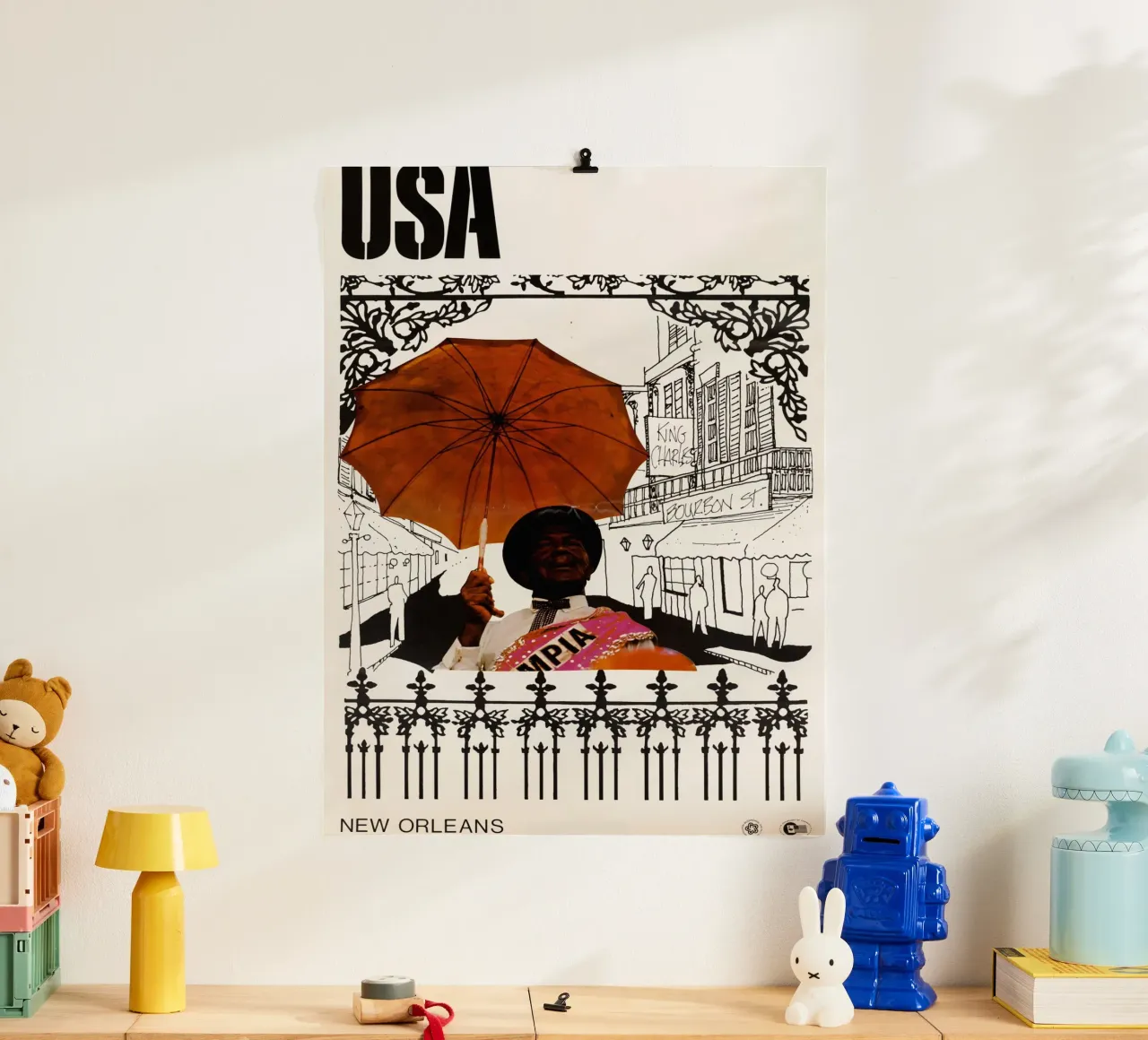 New Orleans Uomo con ombrello Bourbon St Poster Print poster con telaio in alluminio da NorwesClub
