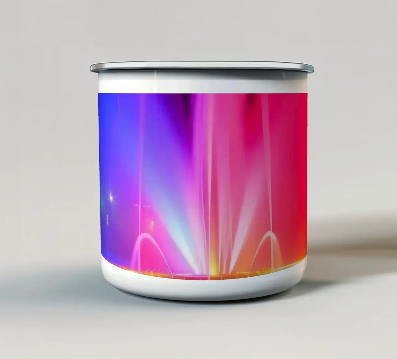 La fontana colorata illumina la notte con una vibrante tazza in smalto da DesignDoodle