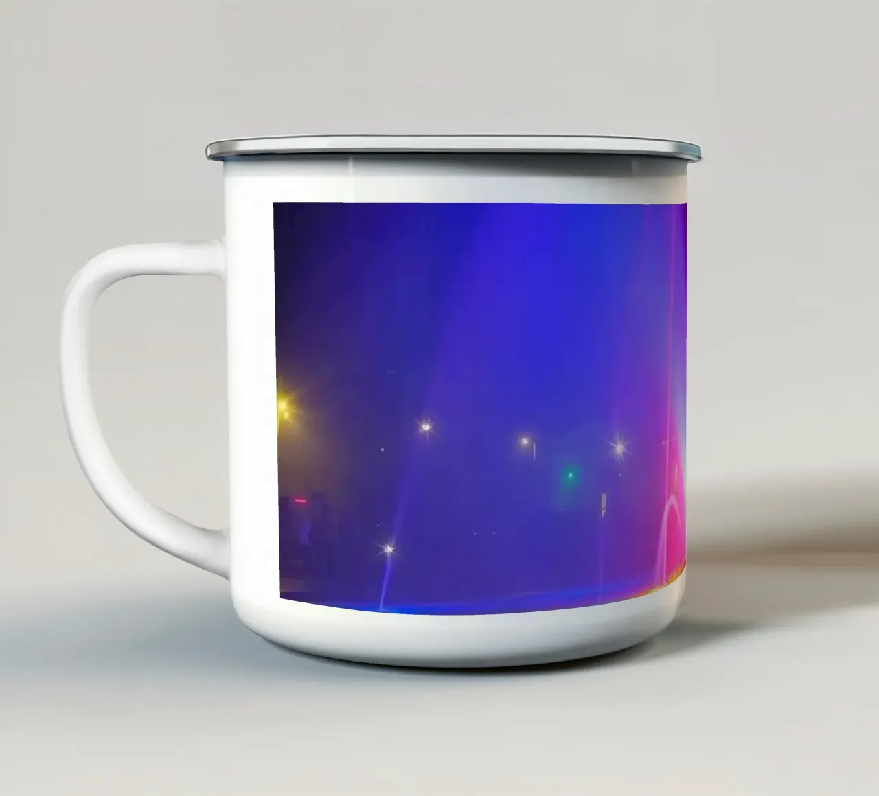 La fontana colorata illumina la notte con una vibrante tazza in smalto da DesignDoodle