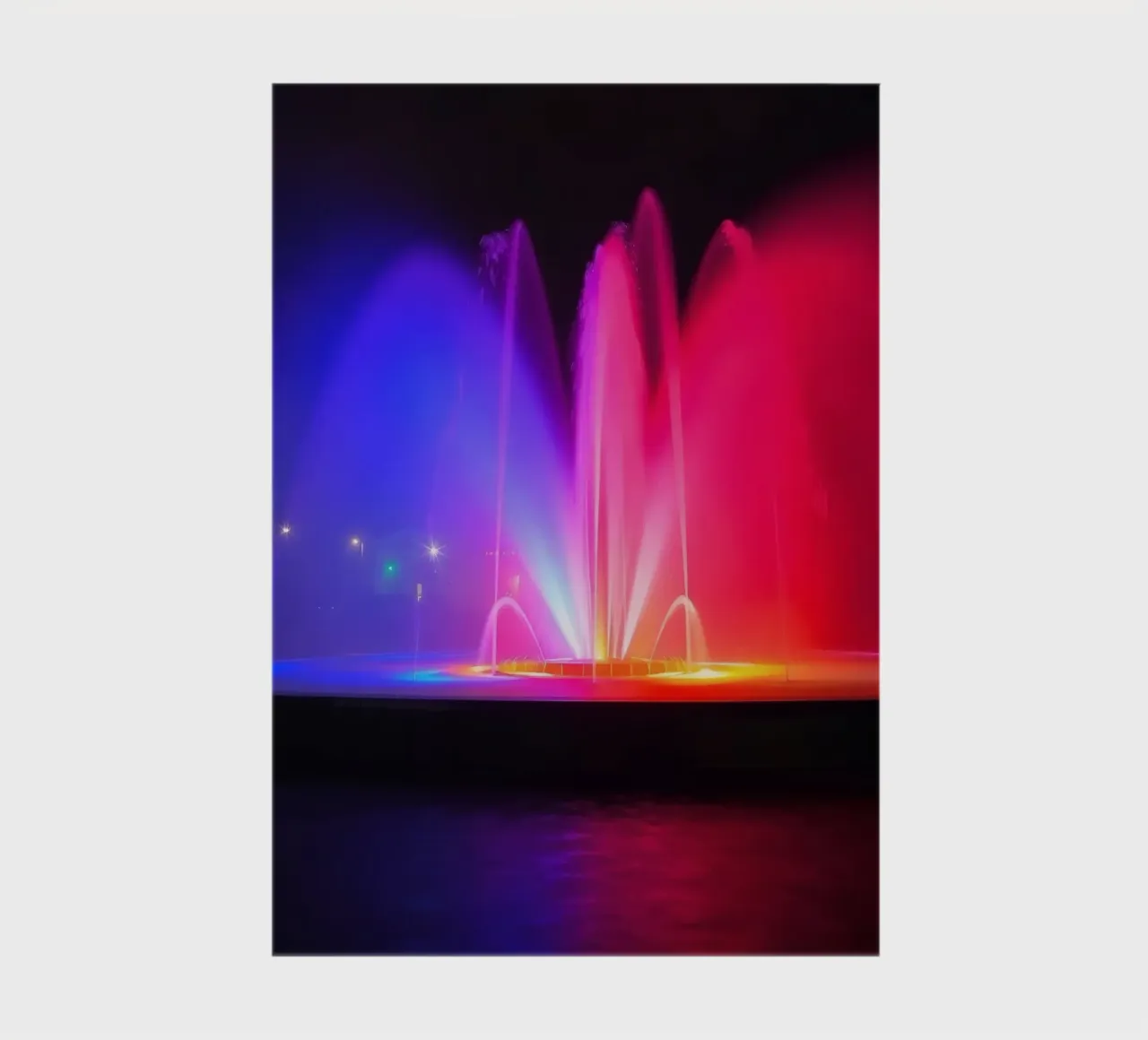 La fontana colorata illumina la notte con una vibrante diario da DesignDoodle