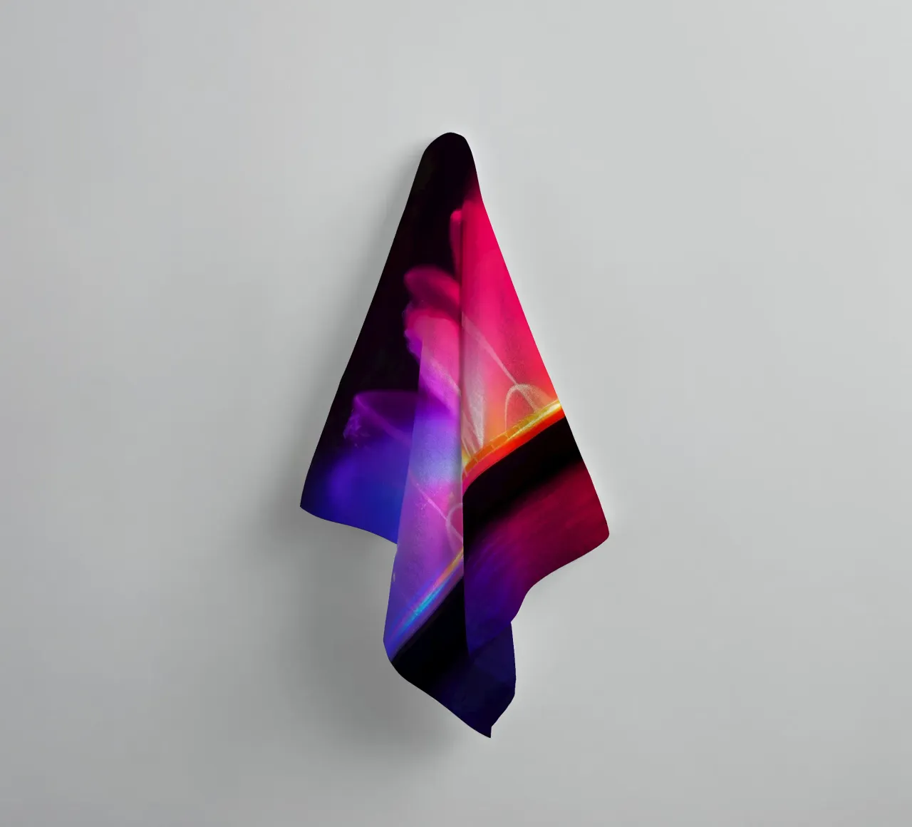 La fontana colorata illumina la notte con una vibrante asciugamano da bagno da DesignDoodle