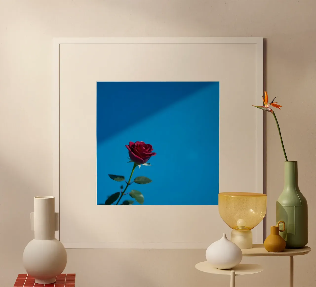 Sbocciano rose rosso vivo su uno sfondo blu intenso poster da DesignDoodle