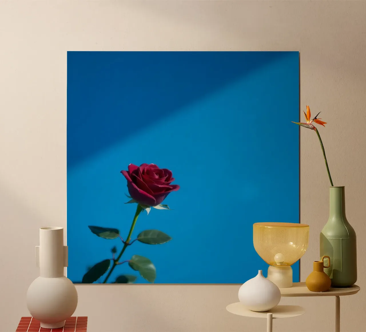 Sbocciano rose rosso vivo su uno sfondo blu intenso poster da DesignDoodle