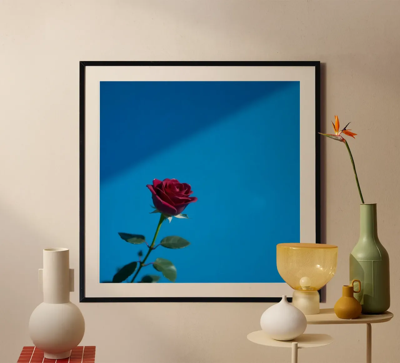 Sbocciano rose rosso vivo su uno sfondo blu intenso poster da DesignDoodle