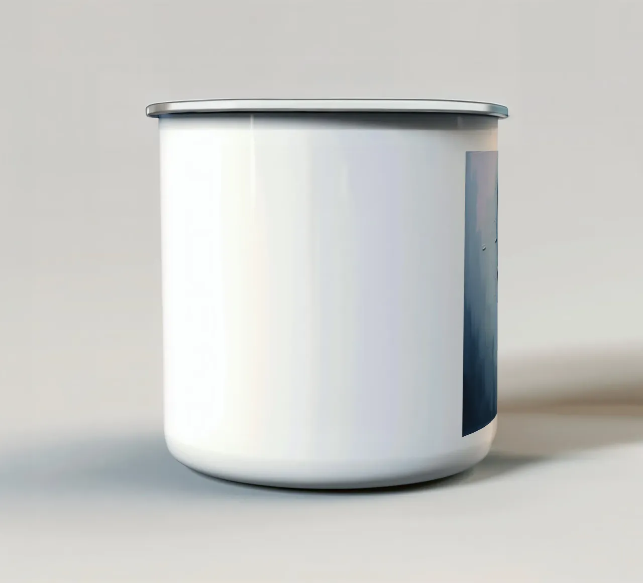 Ritratto emotivo di una figura con un'espressione serena tazza in smalto da DesignDoodle