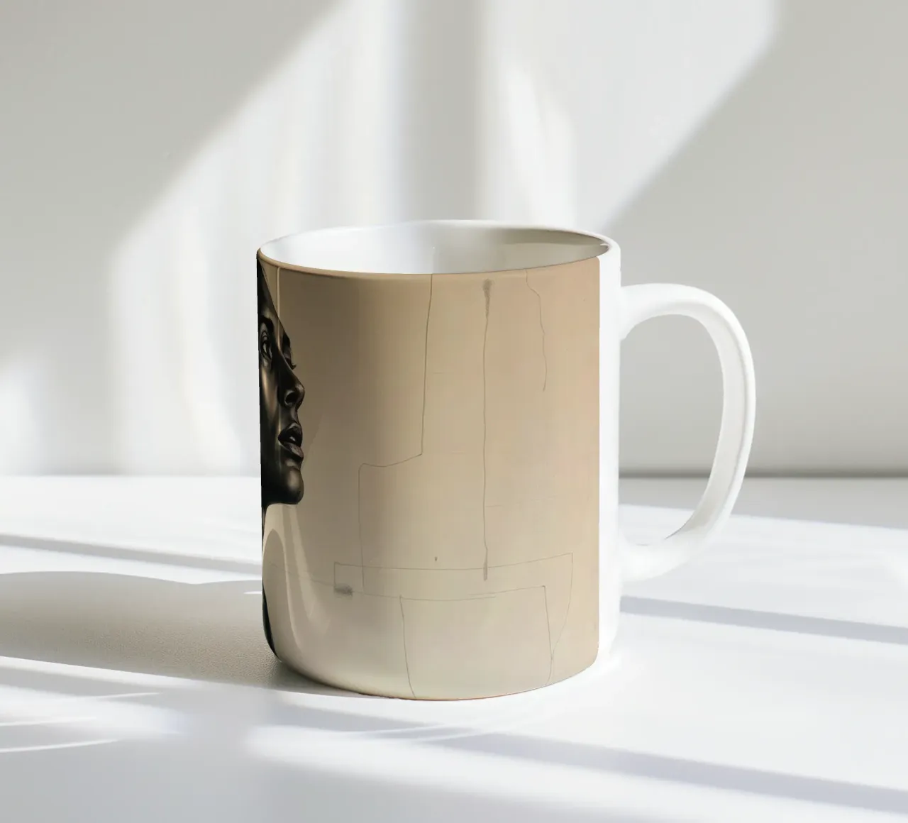 Ritratto contemplativo di una figura con lo sguardo rivolto verso l'alto tazza in ceramica da DesignDoodle
