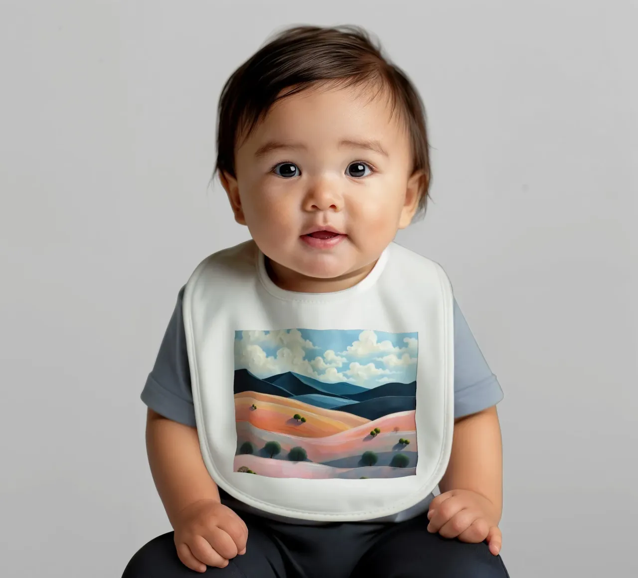 Colline colorate e ondulate sotto un cielo luminoso con nuvole soffici bavaglino da DesignDoodle