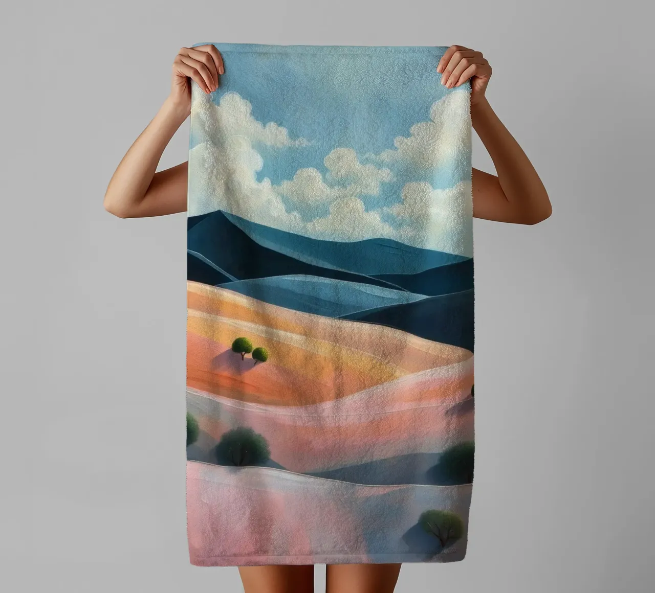 Colline colorate e ondulate sotto un cielo luminoso con nuvole soffici asciugamano da bagno da DesignDoodle