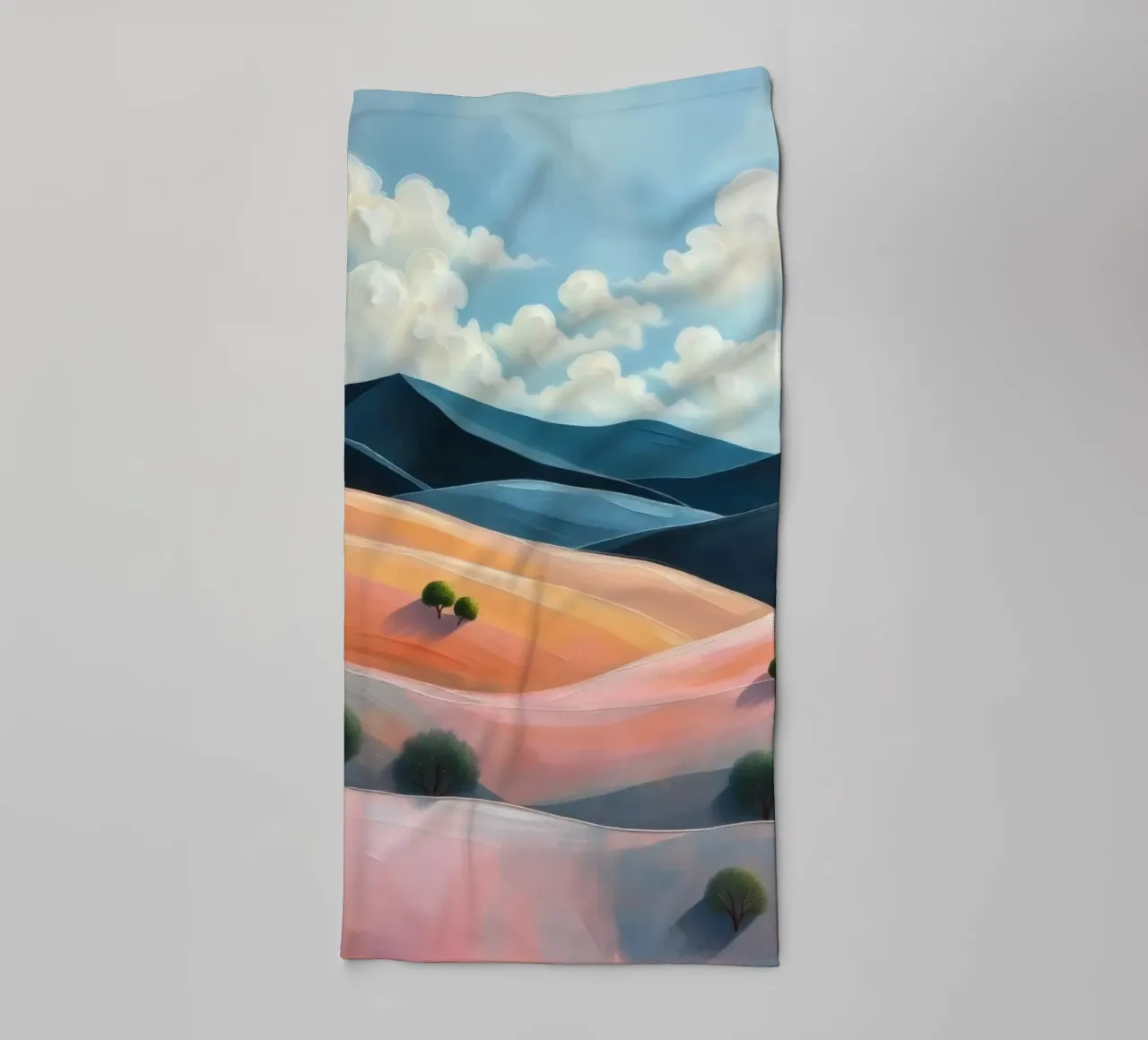 Colline colorate e ondulate sotto un cielo luminoso con nuvole soffici asciugamano da bagno da DesignDoodle